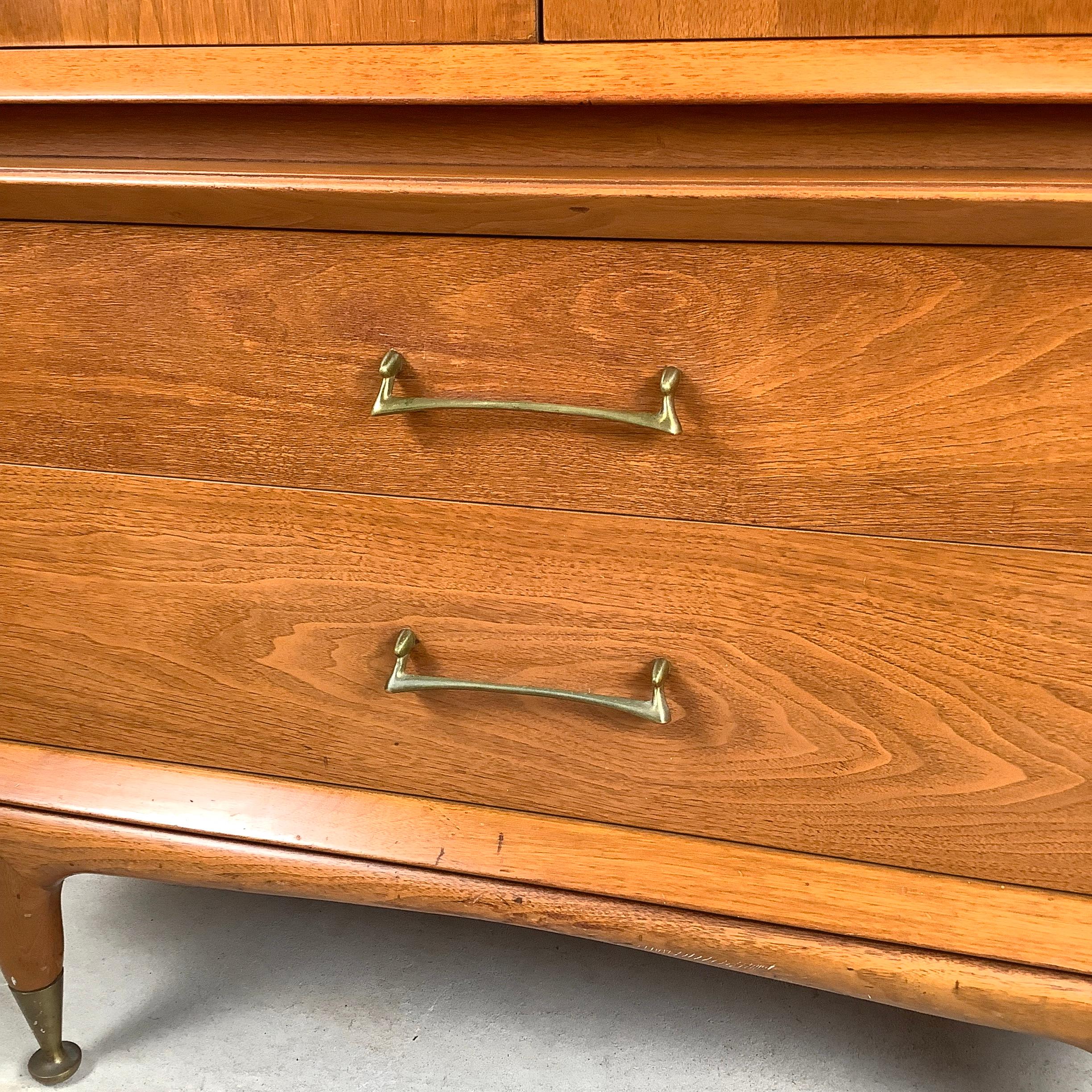 Comò Highboy in noce vintage di metà secolo in vendita 7