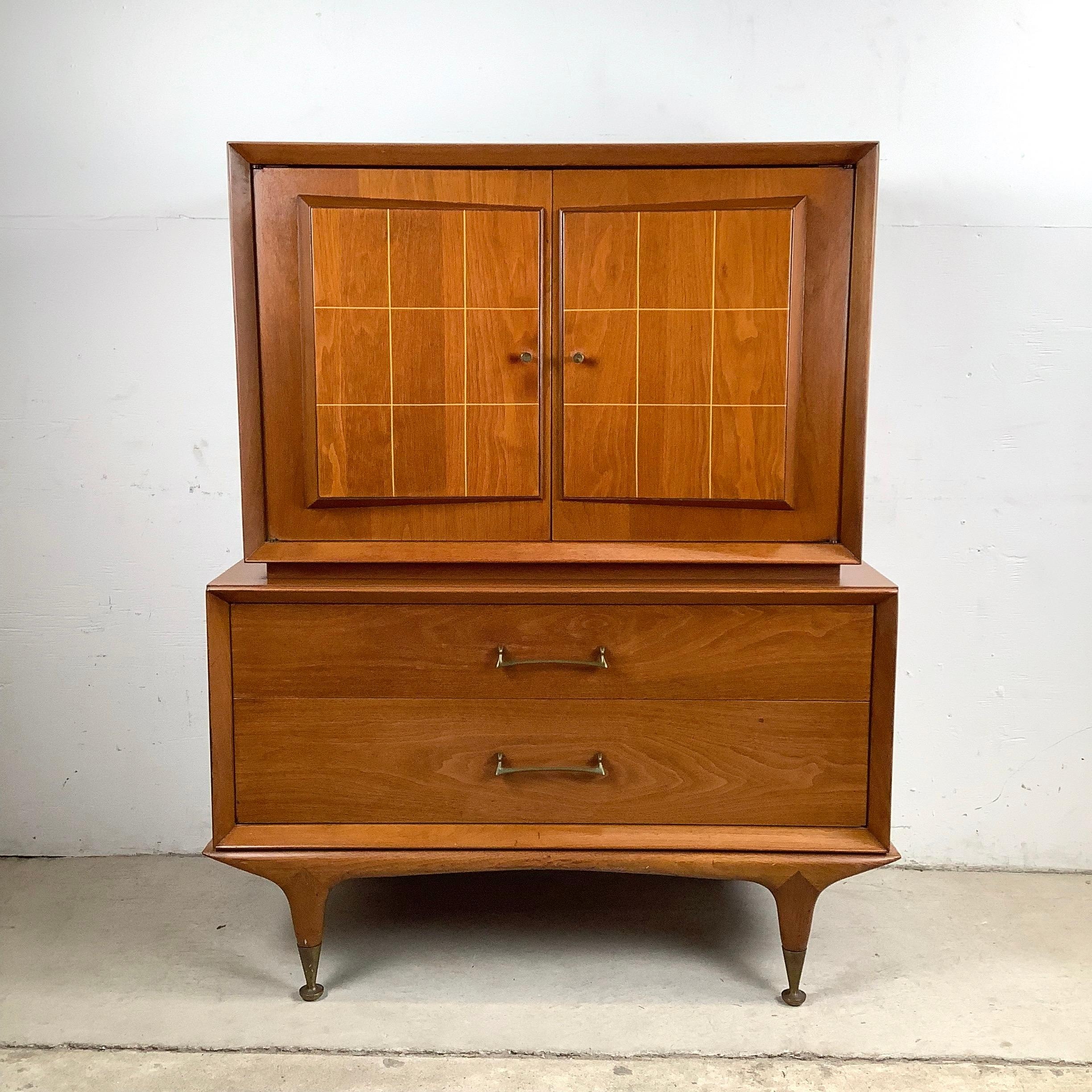 Comò Highboy in noce vintage di metà secolo in vendita 8