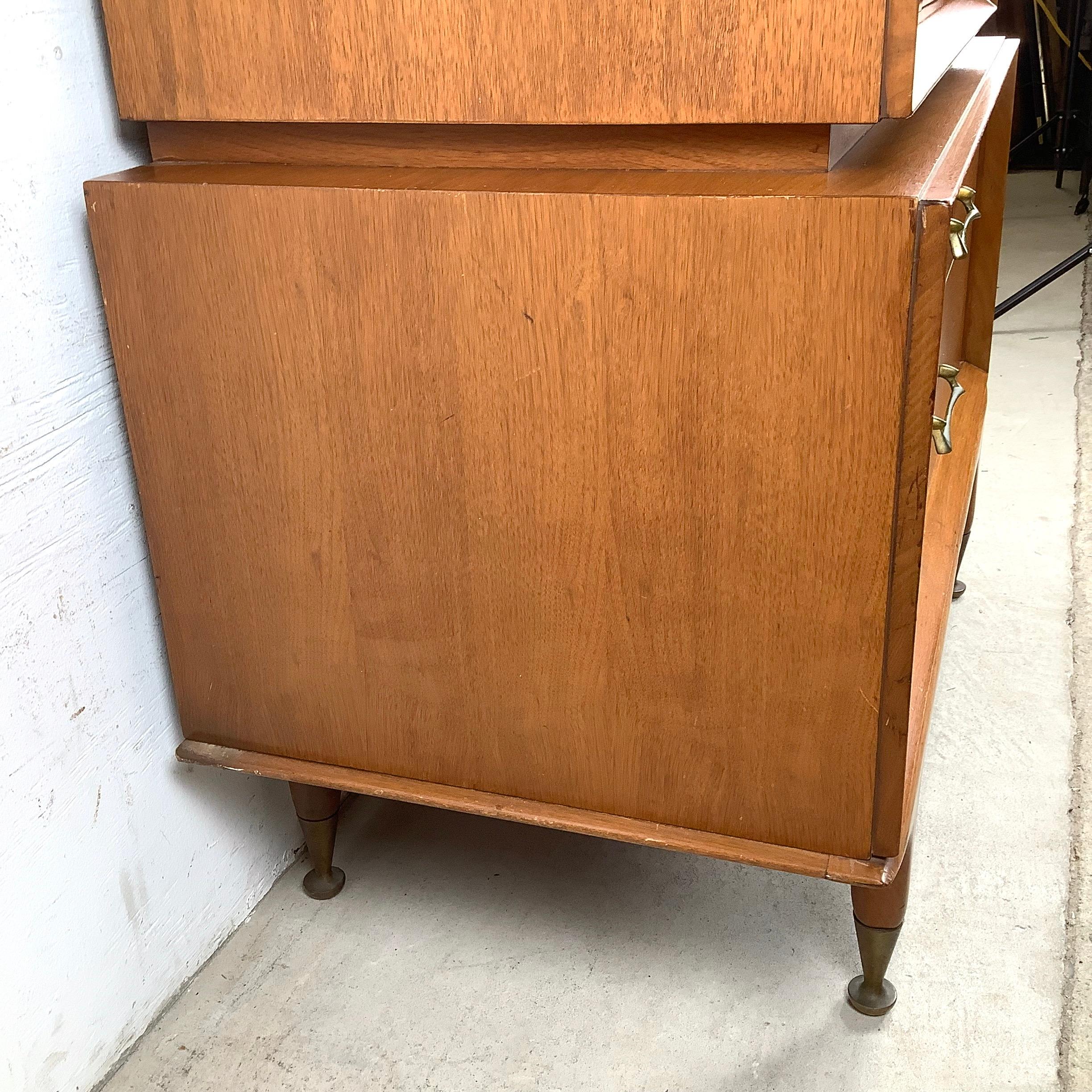 Comò Highboy in noce vintage di metà secolo in vendita 9
