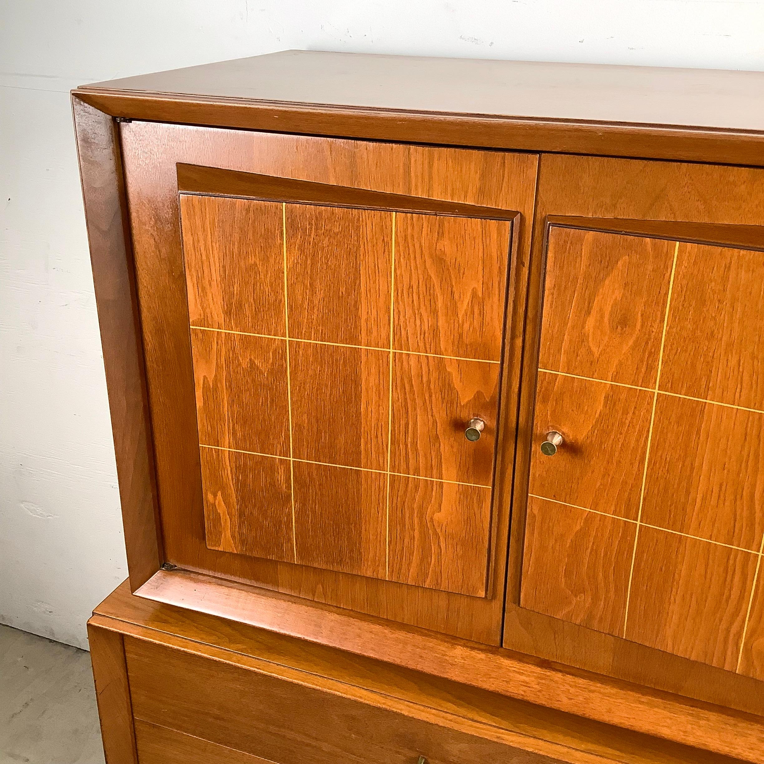 Comò Highboy in noce vintage di metà secolo in vendita 10