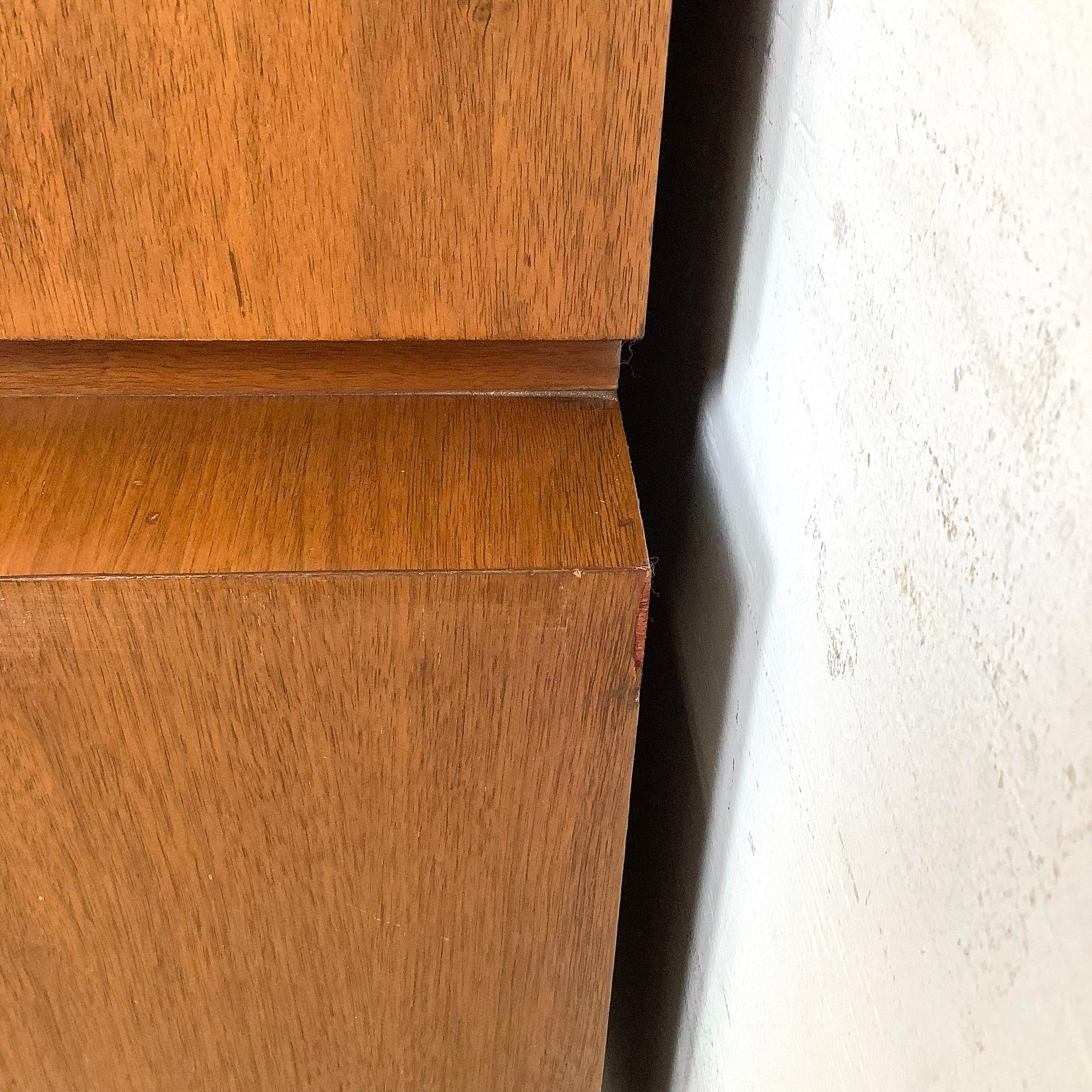 Comò Highboy in noce vintage di metà secolo in vendita 11