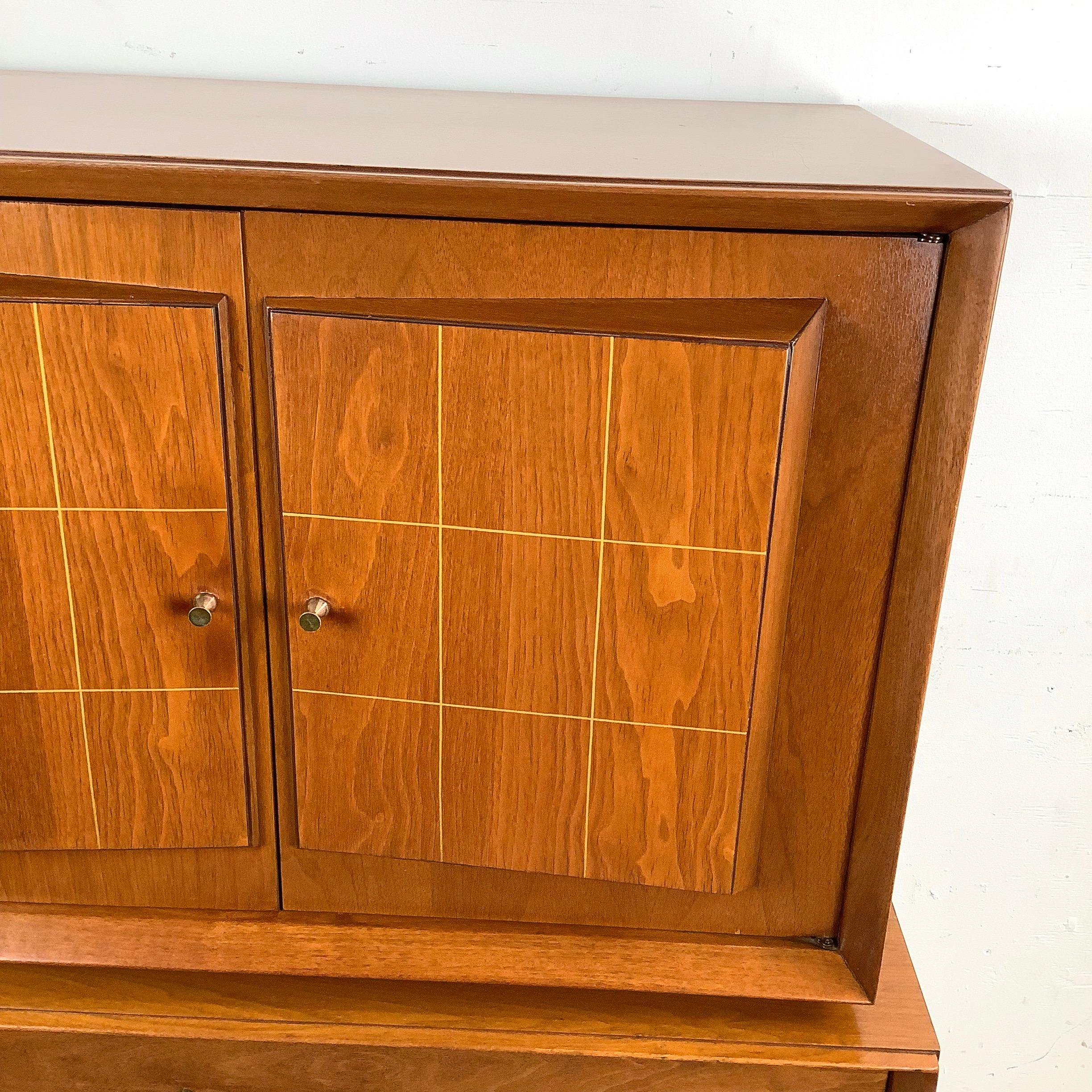 Comò Highboy in noce vintage di metà secolo in vendita 12