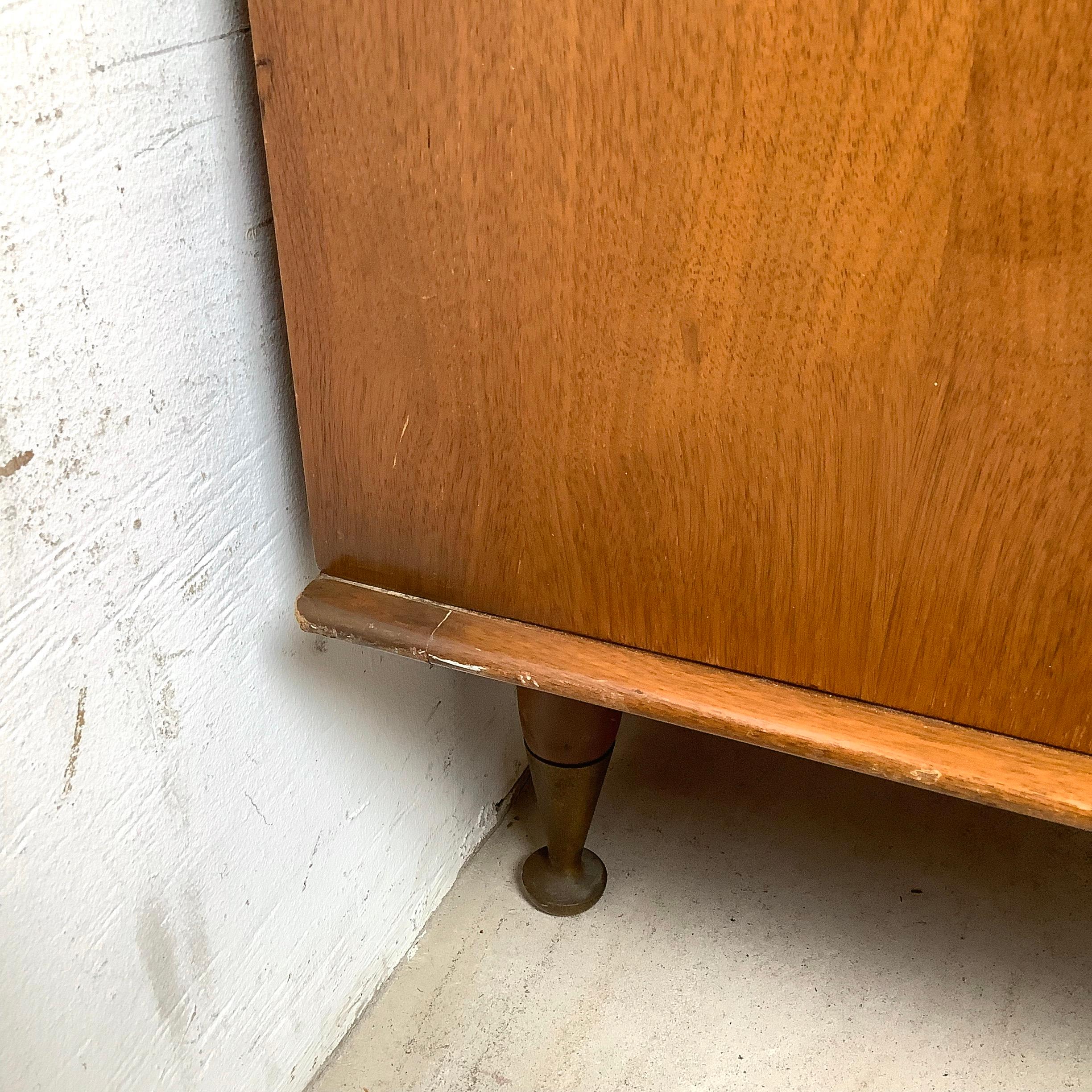 Comò Highboy in noce vintage di metà secolo in vendita 13