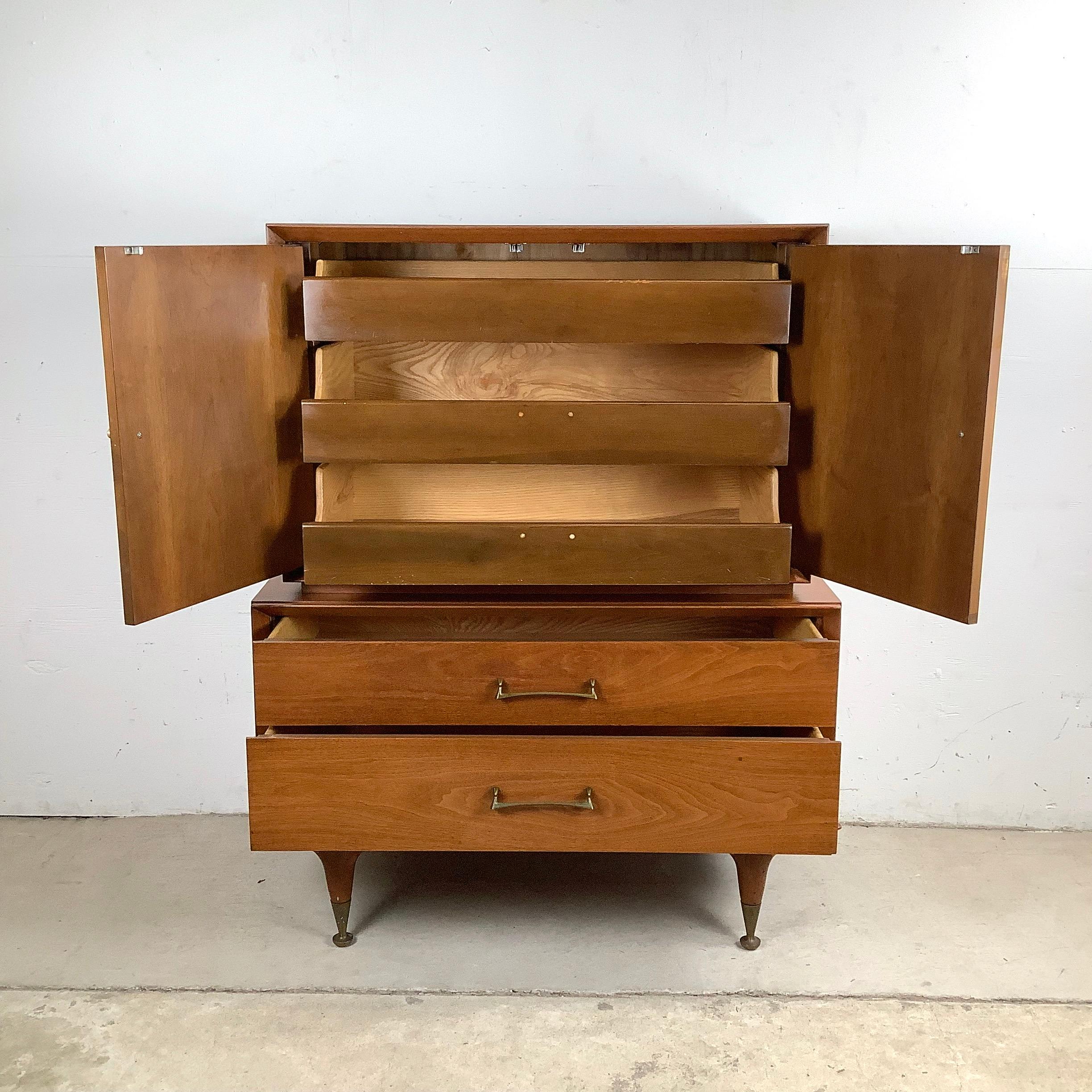 Mid-Century moderno Comò Highboy in noce vintage di metà secolo in vendita