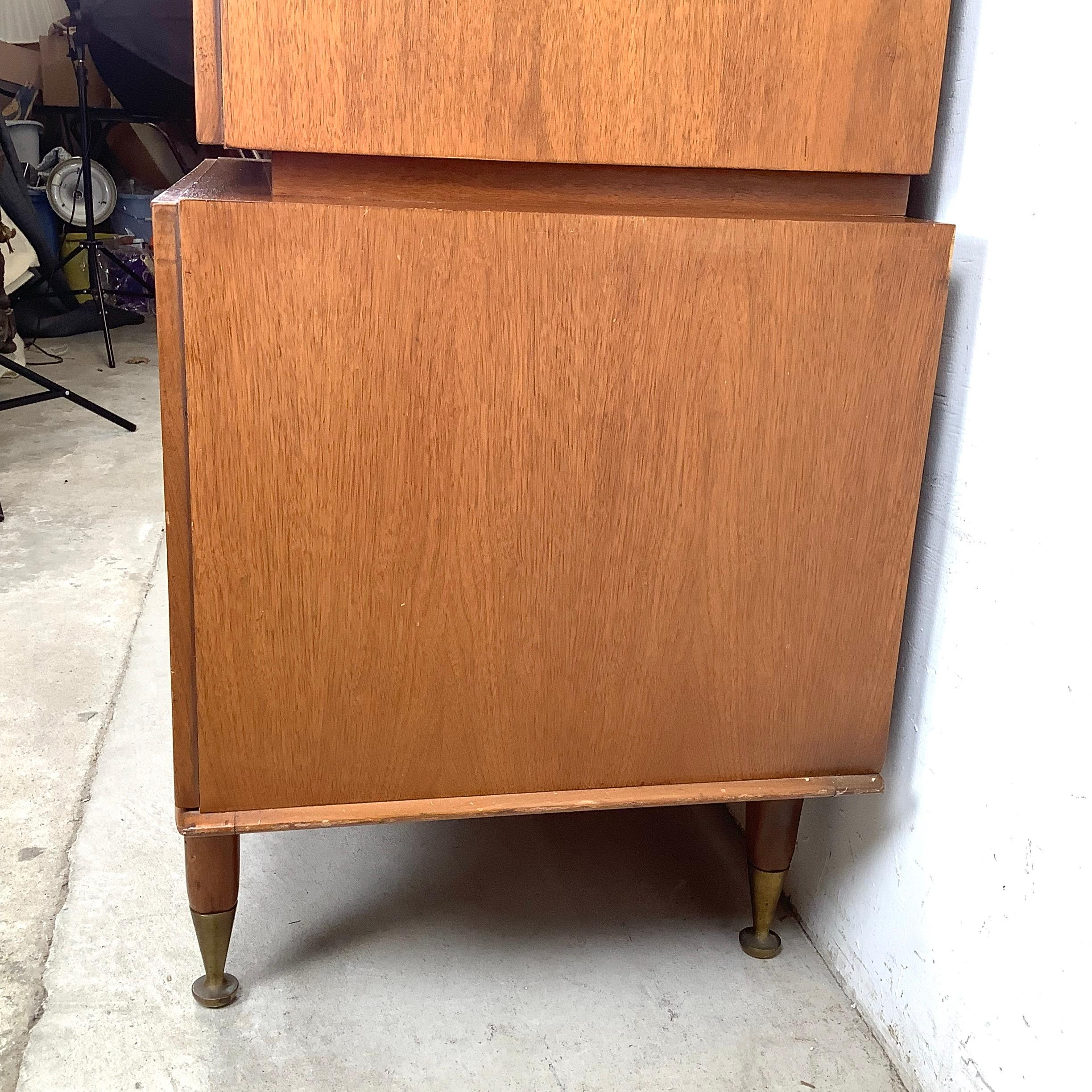 XX secolo Comò Highboy in noce vintage di metà secolo in vendita
