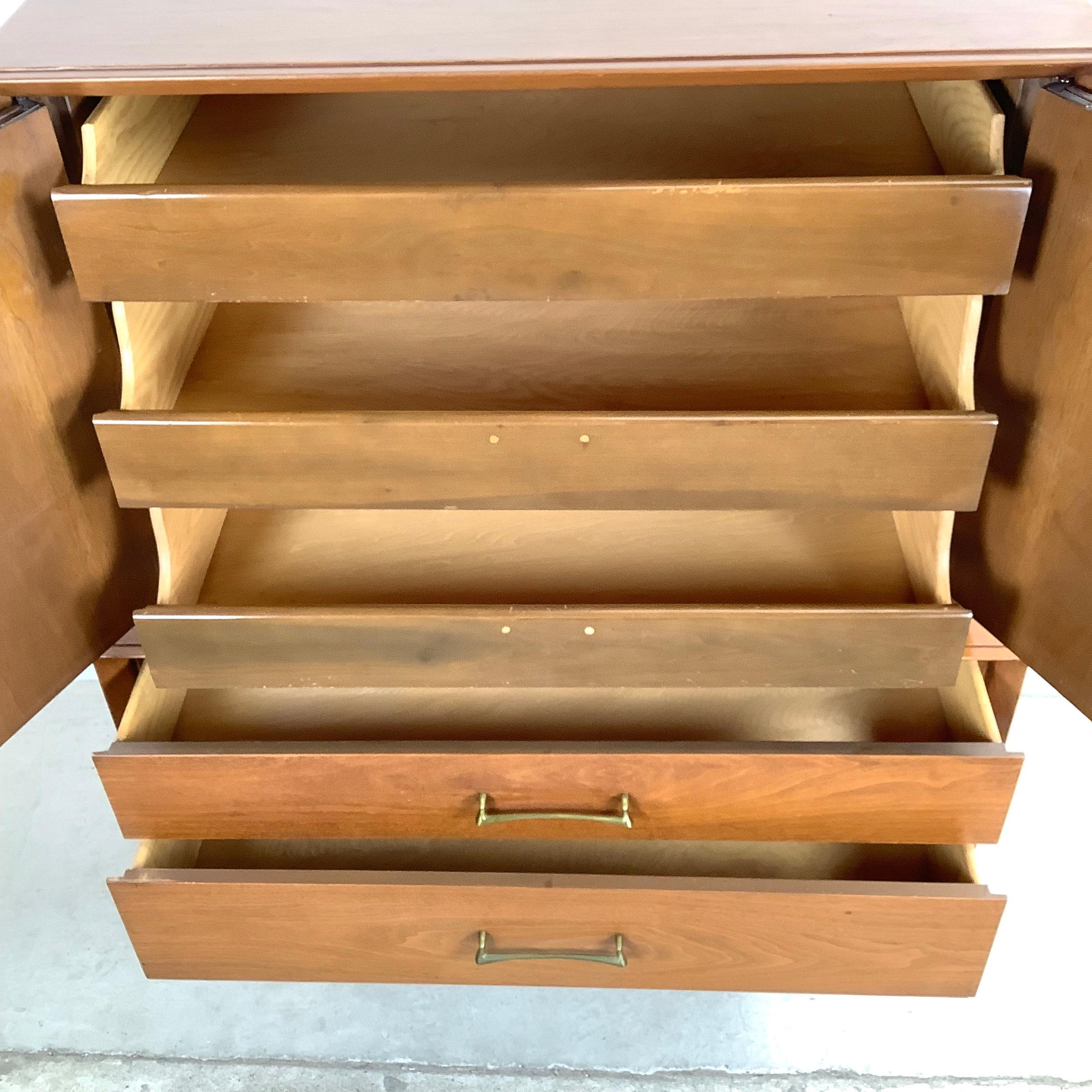 Legno Comò Highboy in noce vintage di metà secolo in vendita