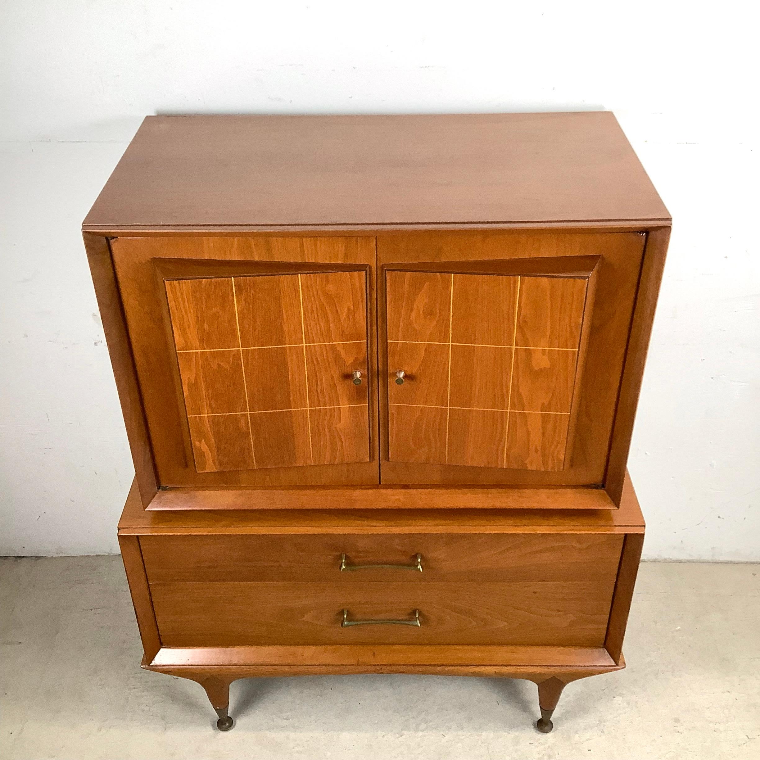 Comò Highboy in noce vintage di metà secolo in vendita 1