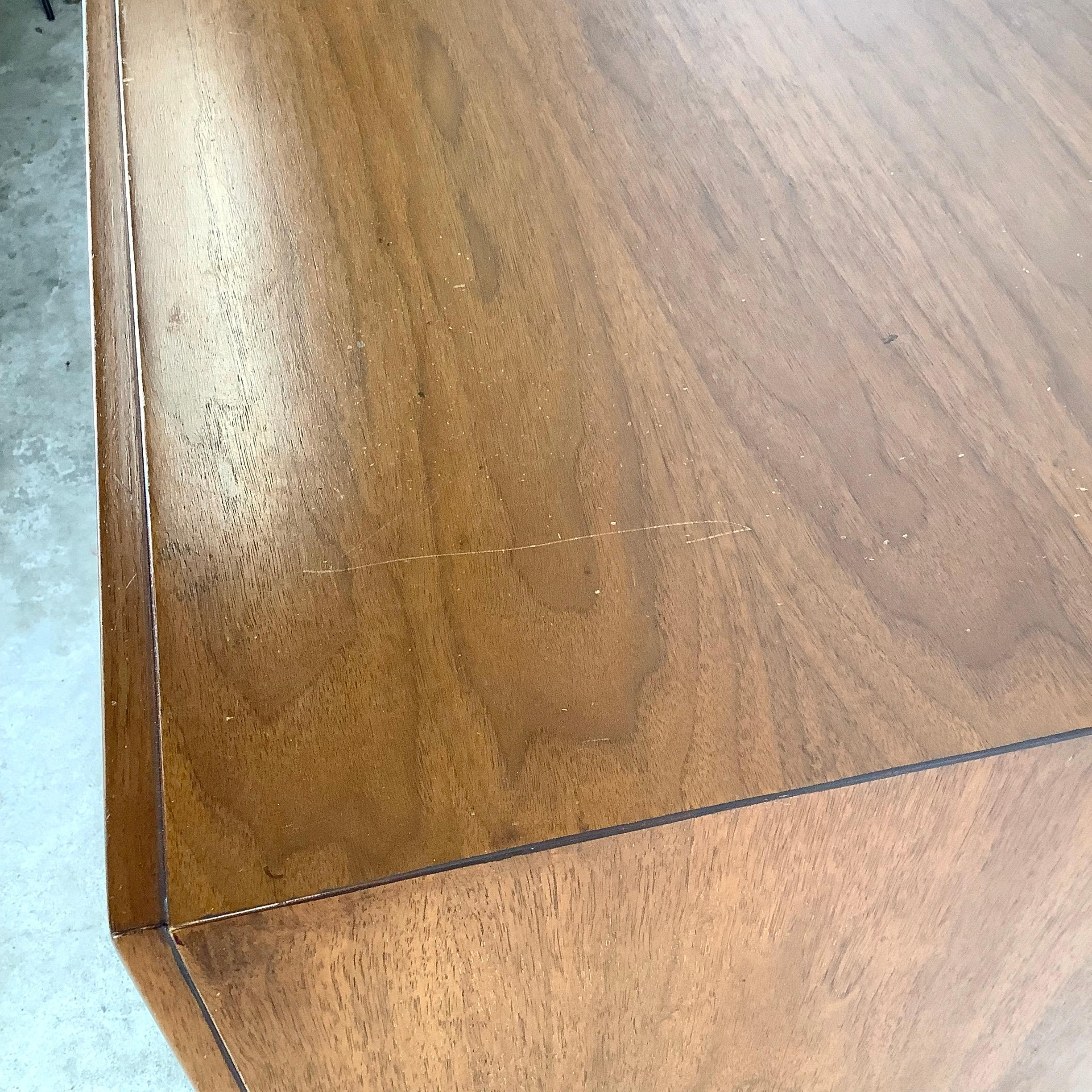 Comò Highboy in noce vintage di metà secolo in vendita 2