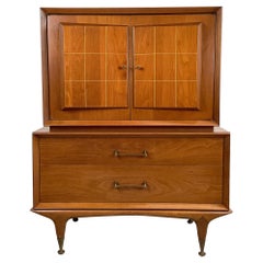 Commode haute vintage en noyer du milieu du siècle