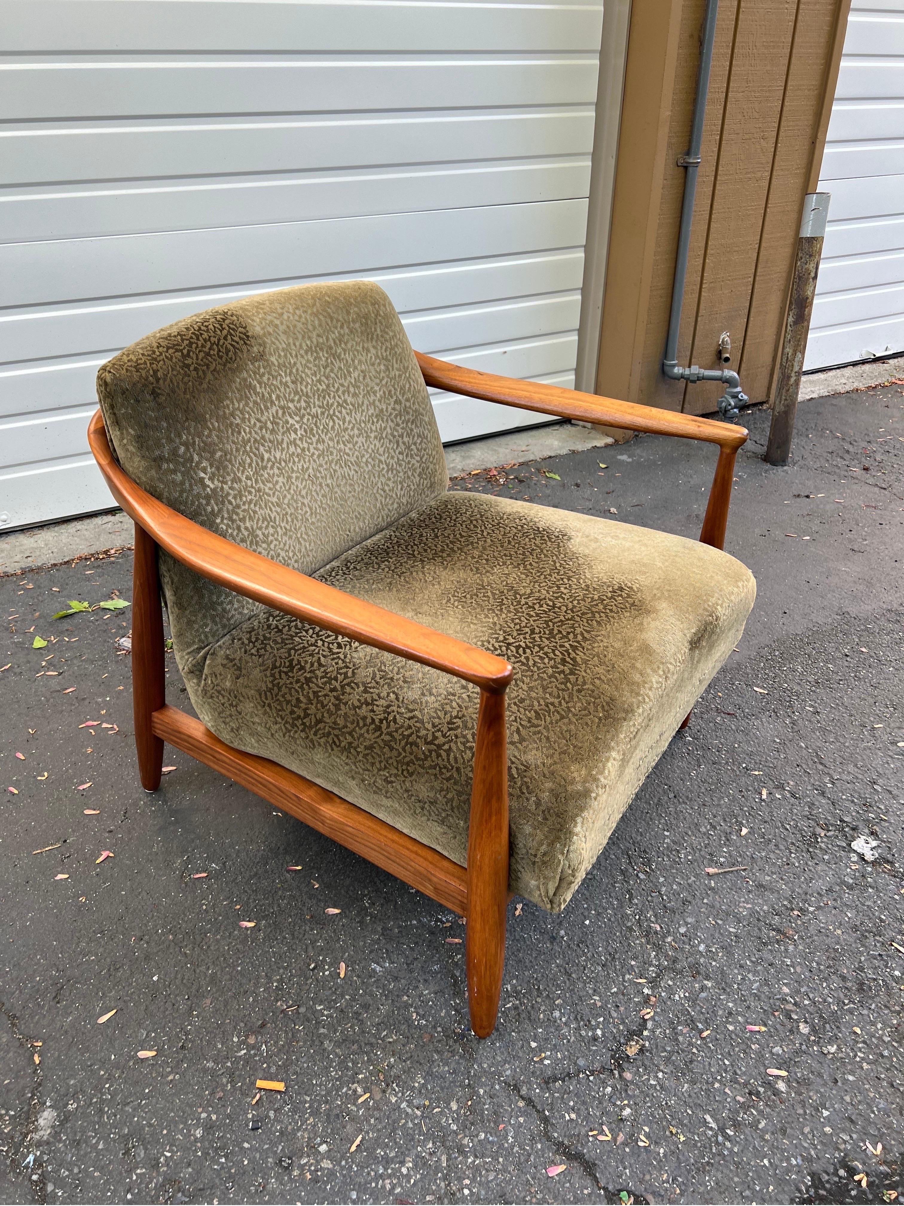 Vintage Walnut Mid-Century Modern Chair with Olive Green Velvet Upholstery 

Dimensions. 29 W ; 28 H ; 30 D.