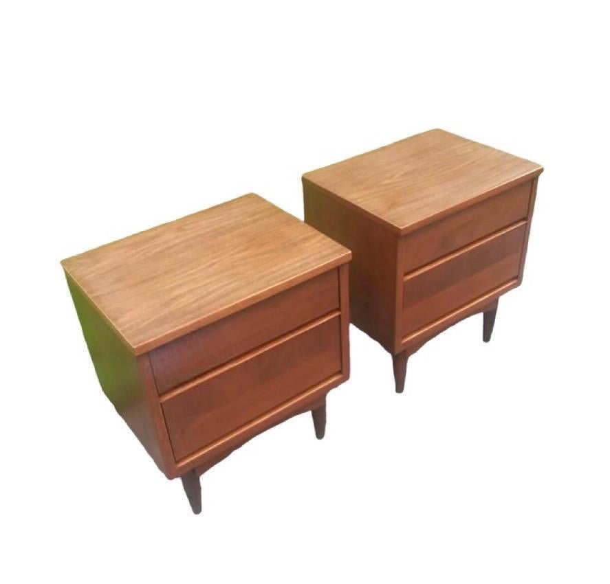 Vintage Walnut Mid-Century Modern End Table or Night Stand Set In Good Condition In Seattle, WA