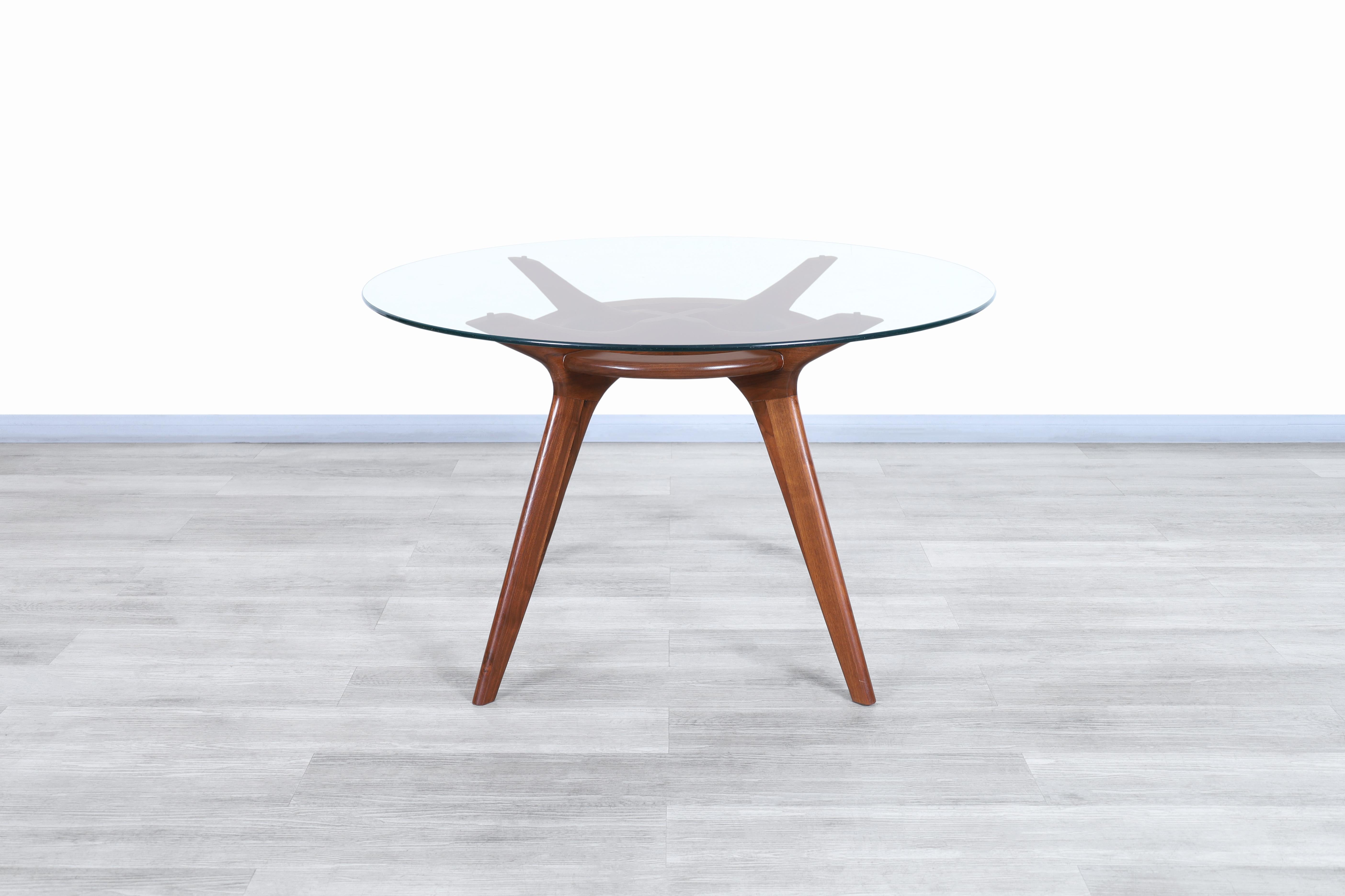 Schöner Esstisch aus Nussbaumholz, Modell 1135-T, entworfen von Adrian Pearsall für Craft Associates, Inc. in den Vereinigten Staaten, ca. 1960er Jahre. Dieser Tisch wurde aus hochwertigem Nussbaumholz gefertigt und zeichnet sich durch sein