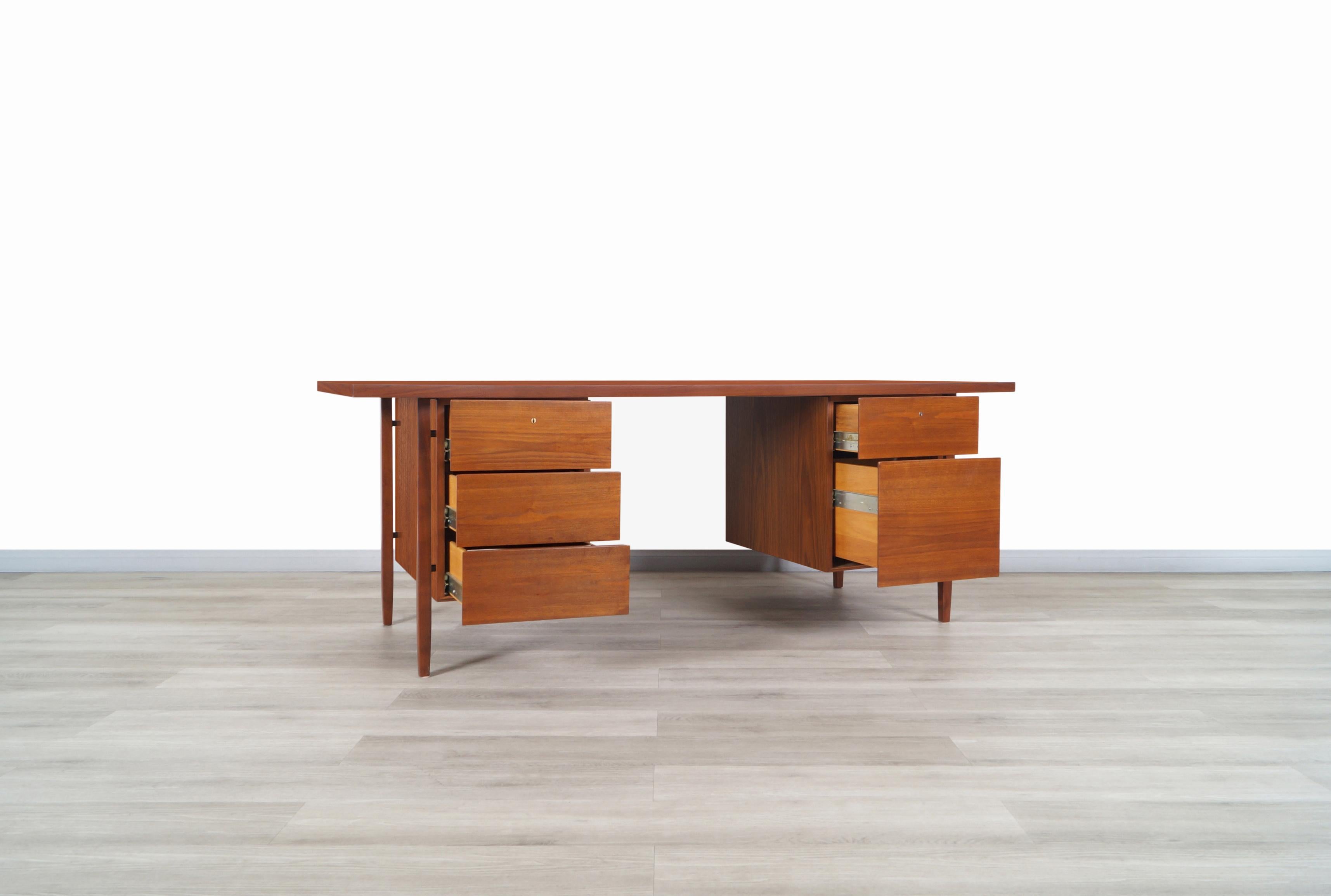 Vintage Walnut Model-1503 Executive Desk by Florence Knoll In Excellent Condition In North Hollywood, CA