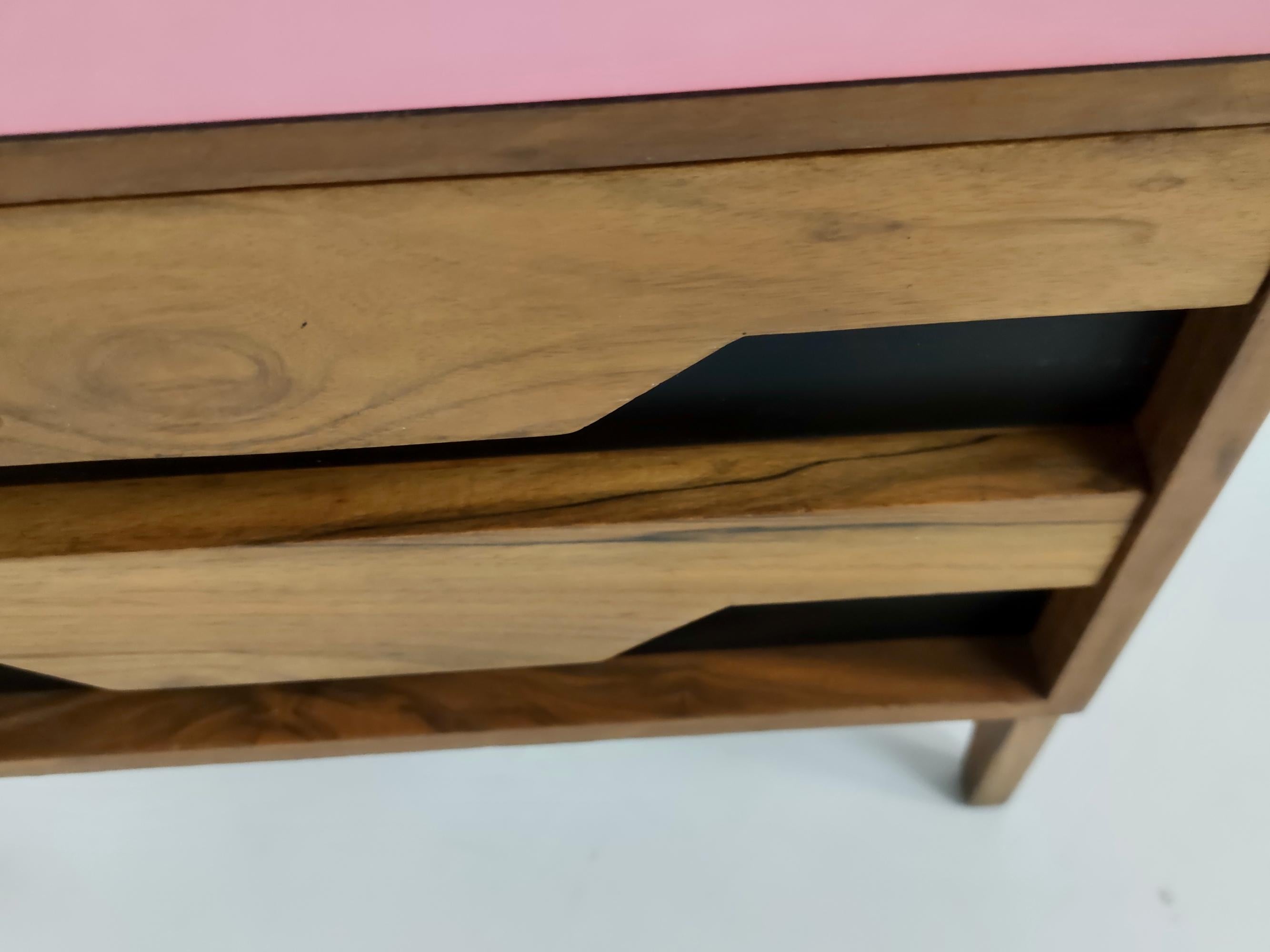 Vintage-Nachttisch aus Nussbaumholz im Vintage-Stil nach Ico Parisi mit rosa Platte und schwarzen Schubladen im Angebot 2