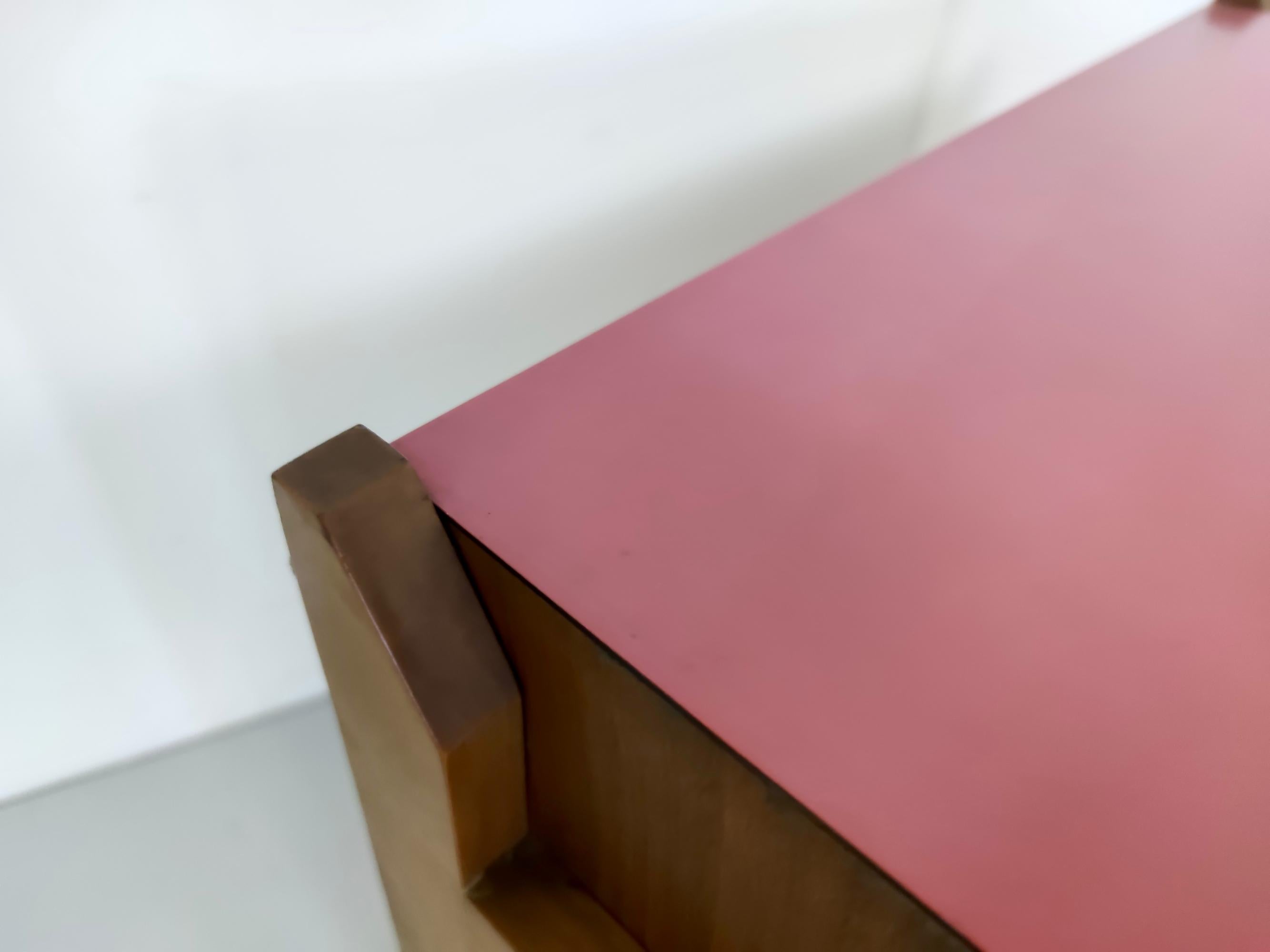 Vintage-Nachttisch aus Nussbaumholz im Vintage-Stil nach Ico Parisi mit rosa Platte und schwarzen Schubladen im Angebot 3