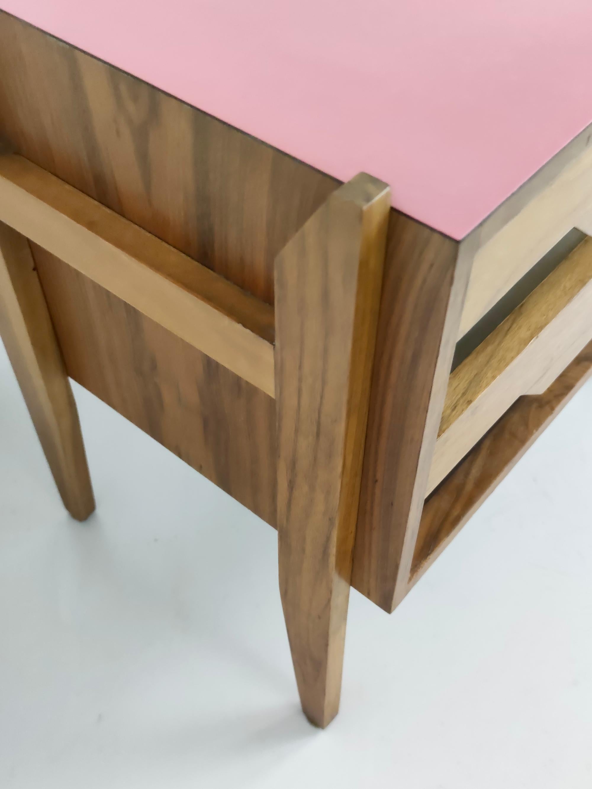 Vintage-Nachttisch aus Nussbaumholz im Vintage-Stil nach Ico Parisi mit rosa Platte und schwarzen Schubladen im Angebot 5
