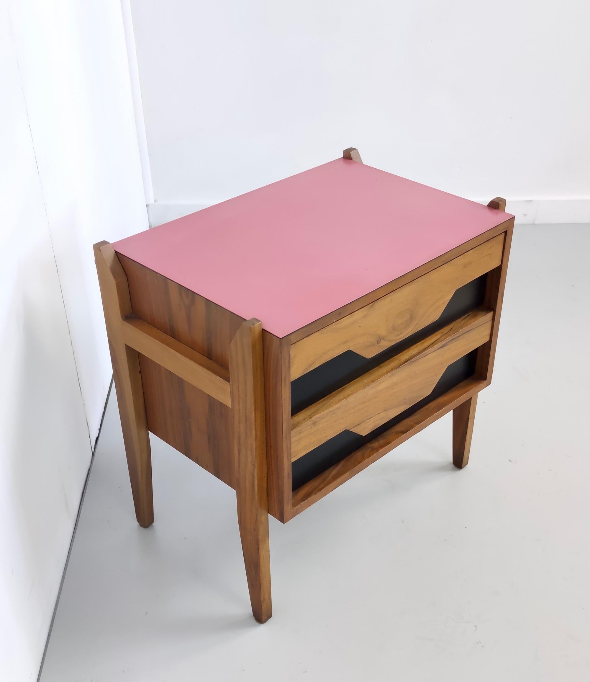 Vintage-Nachttisch aus Nussbaumholz im Vintage-Stil nach Ico Parisi mit rosa Platte und schwarzen Schubladen (Italienisch) im Angebot