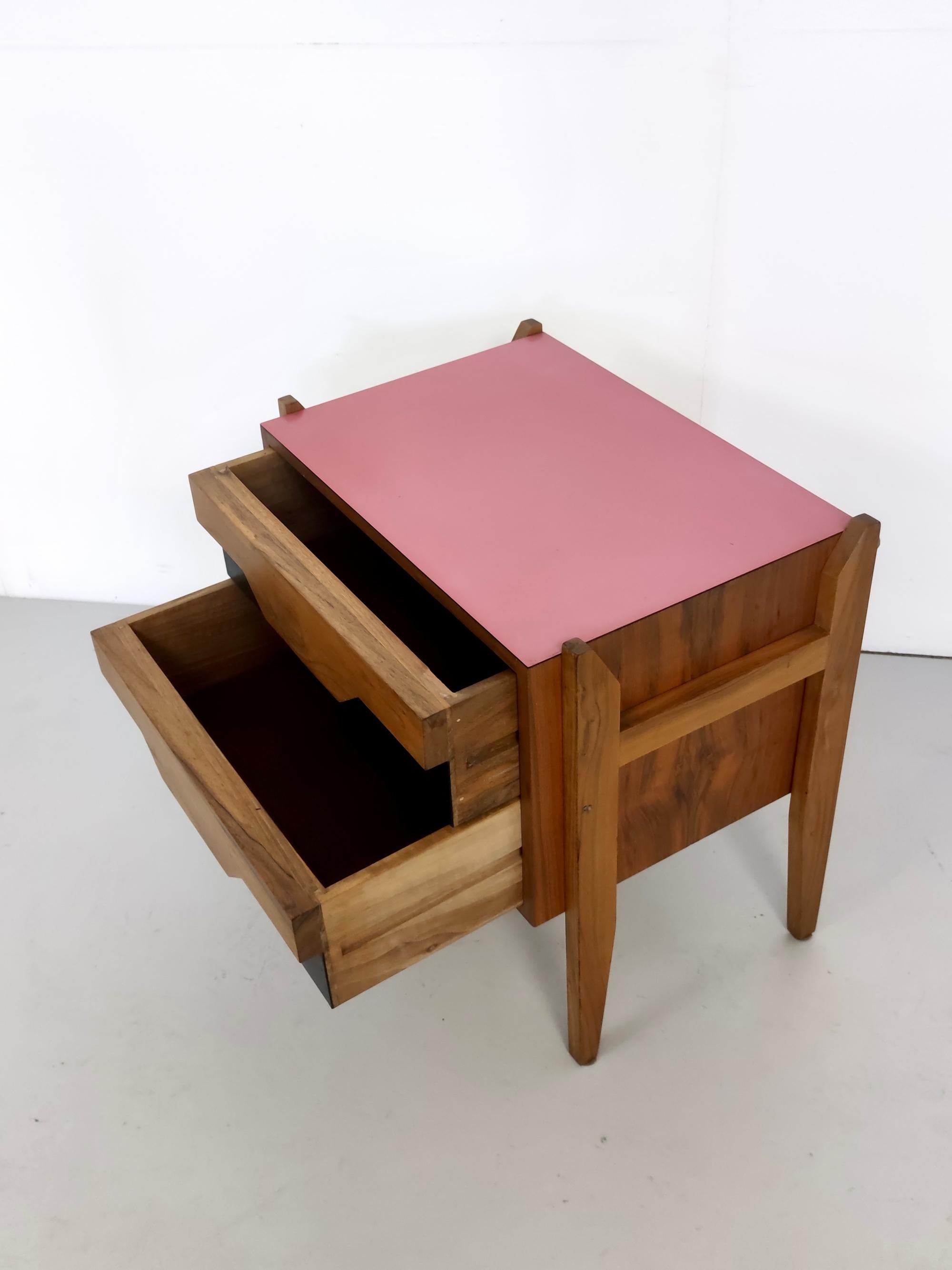 Vintage-Nachttisch aus Nussbaumholz im Vintage-Stil nach Ico Parisi mit rosa Platte und schwarzen Schubladen (Mitte des 20. Jahrhunderts) im Angebot