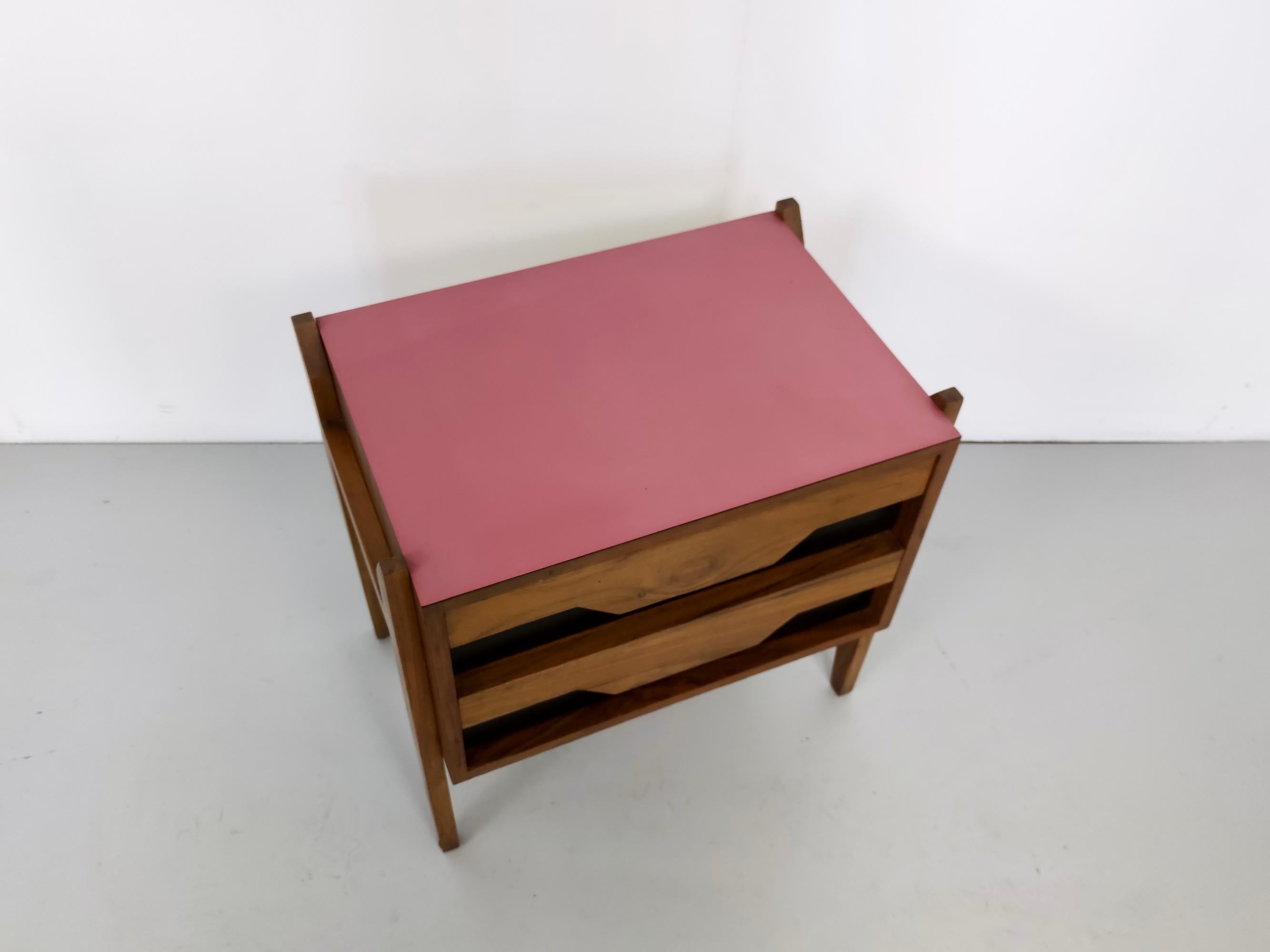 Vintage-Nachttisch aus Nussbaumholz im Vintage-Stil nach Ico Parisi mit rosa Platte und schwarzen Schubladen (Walnuss) im Angebot