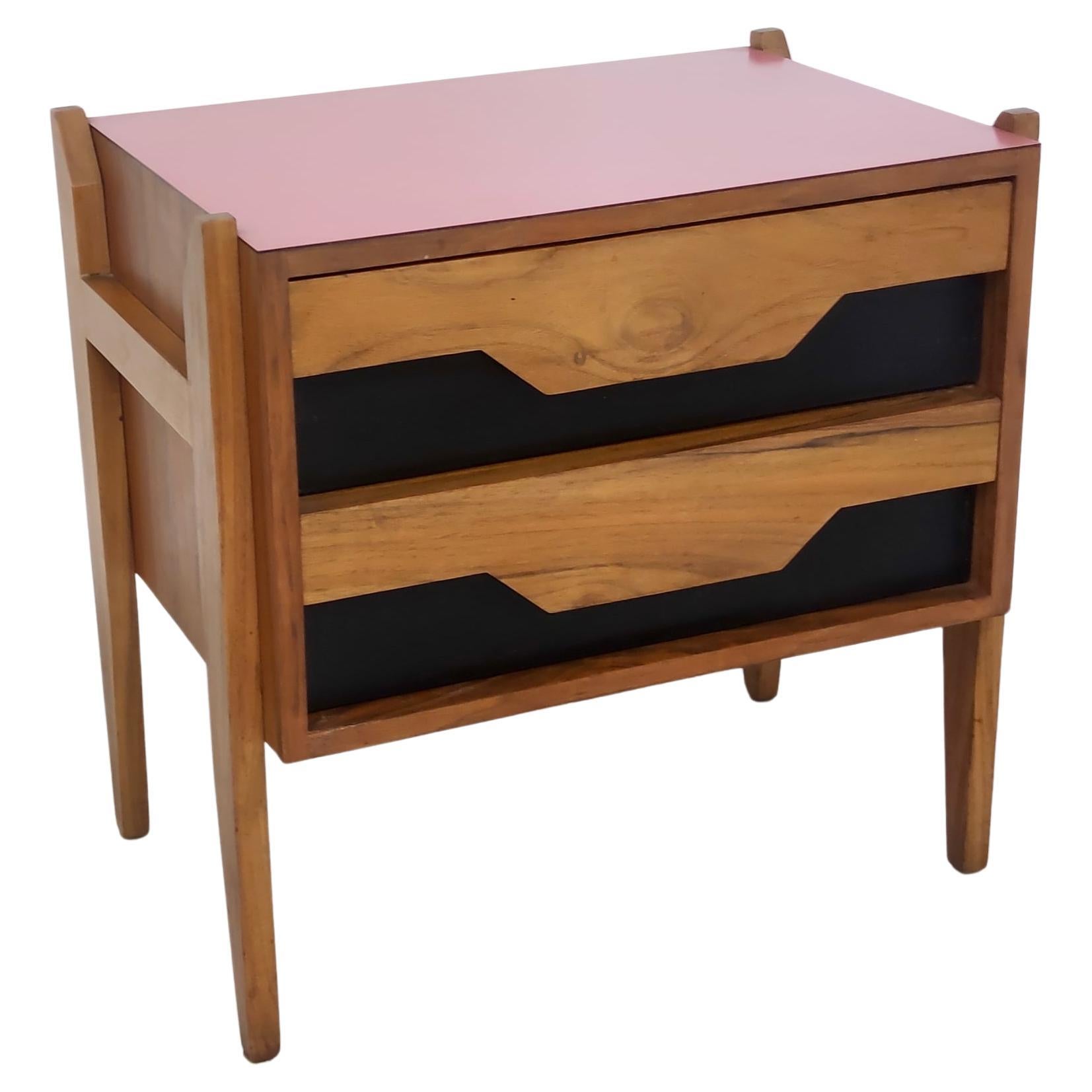 Vintage-Nachttisch aus Nussbaumholz im Vintage-Stil nach Ico Parisi mit rosa Platte und schwarzen Schubladen