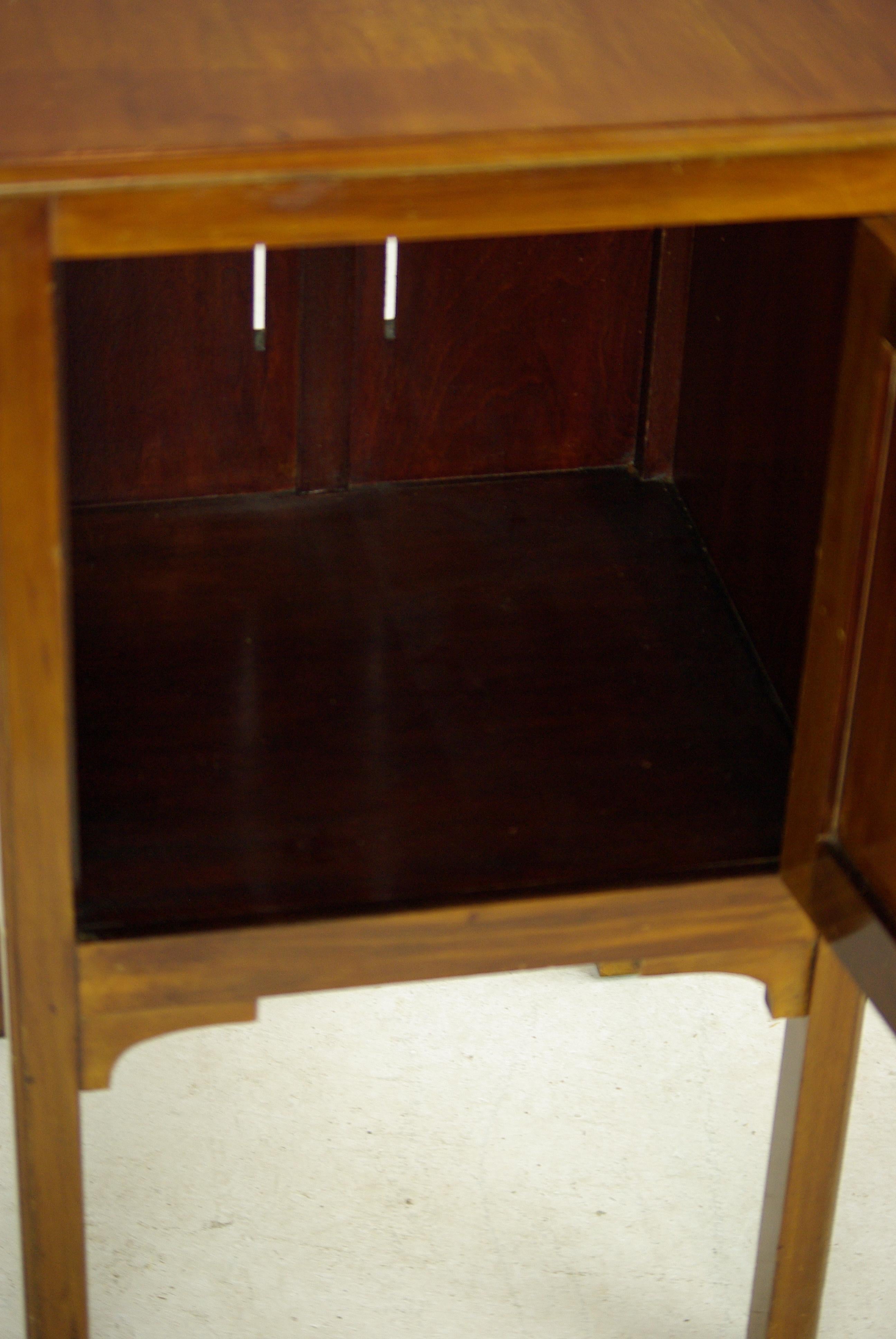 Vintage Walnut Nightstand, Lamp Table with Drop Leaves, Scotland 1930, H029 In Good Condition In Vancouver, BC