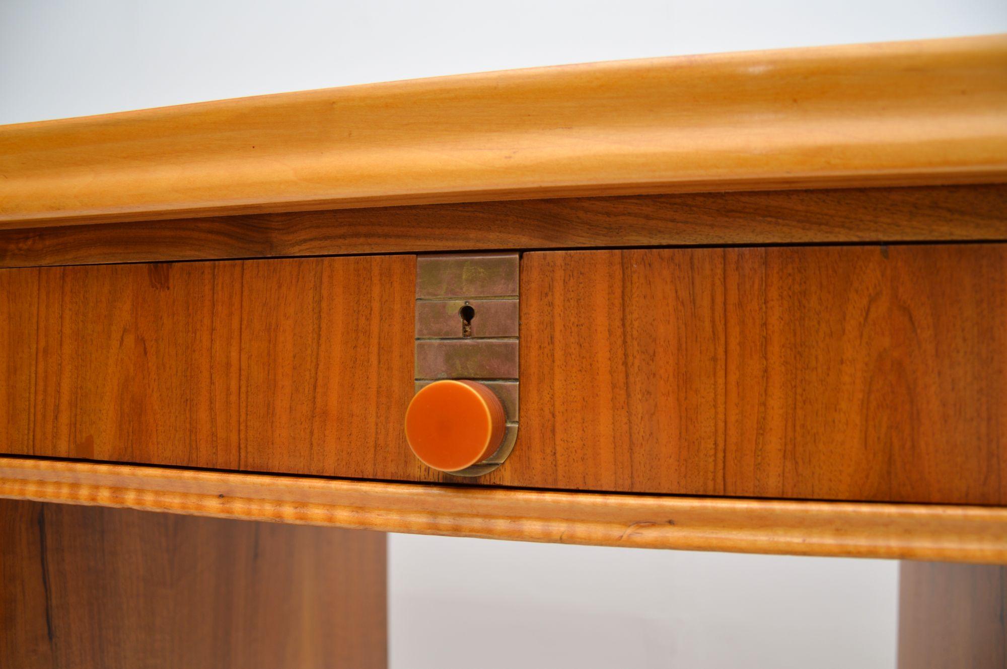 Schreibtisch aus Nussbaumholz mit Sockel von Laszlo Hoenig 6