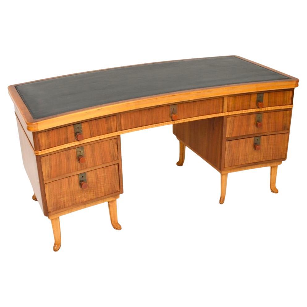 The Pedestal Desk vintage en noyer par Laszlo Hoenig
