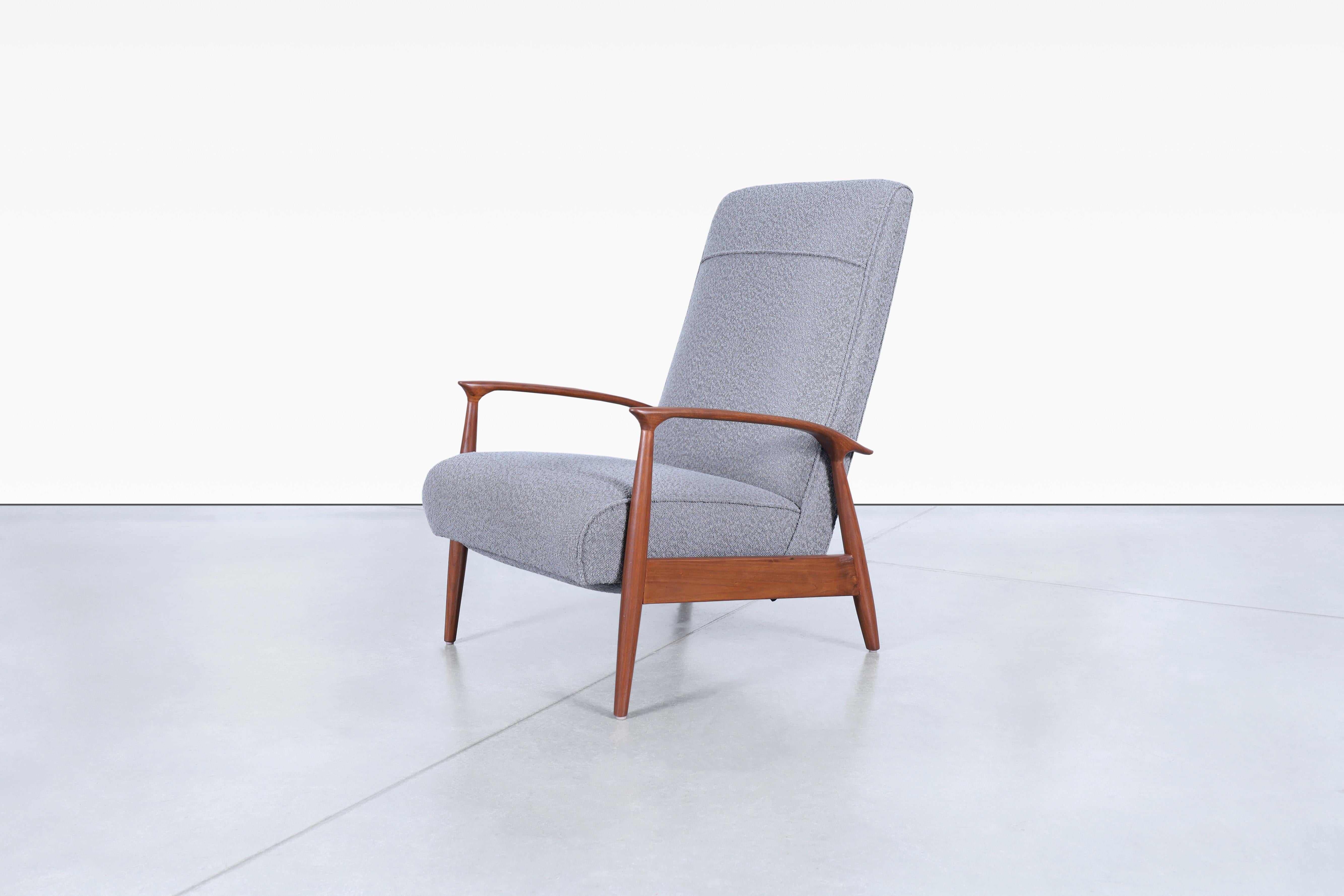 Magnifique chaise longue vintage en noyer, conçue par Milo Baughman pour Thayer CIRCA aux États-Unis, vers les années 1950. Cette chaise longue inclinable présente un design que beaucoup considèrent comme avant-gardiste, associé à l'élégance de ses