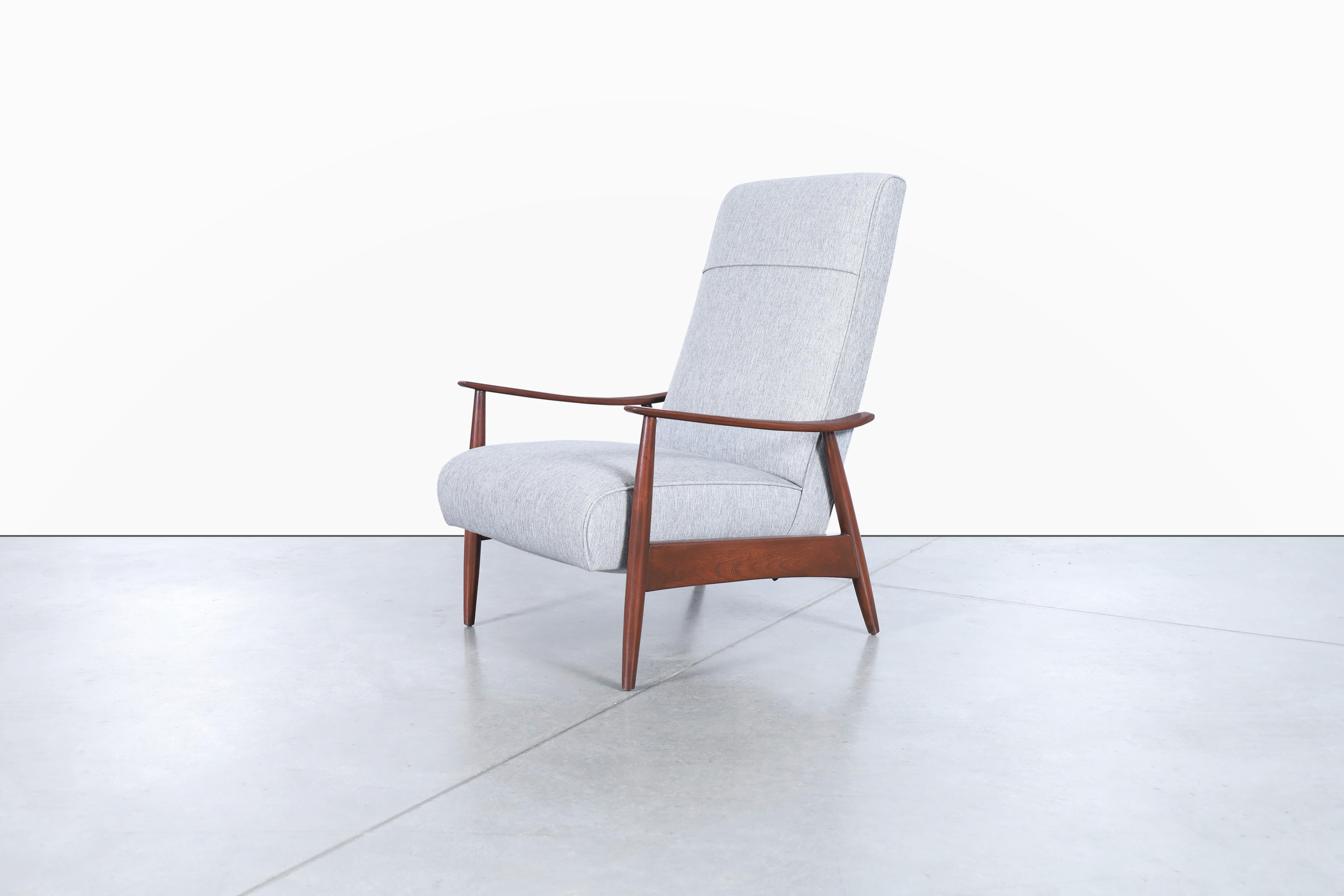 Beautiful vintage walnut reclining lounge chair designed by Milo Baughman for Thayer Coggin in the United States, circa 1950s. This reclining lounge chair has a design that many consider ahead of its time, combined with the elegance of its