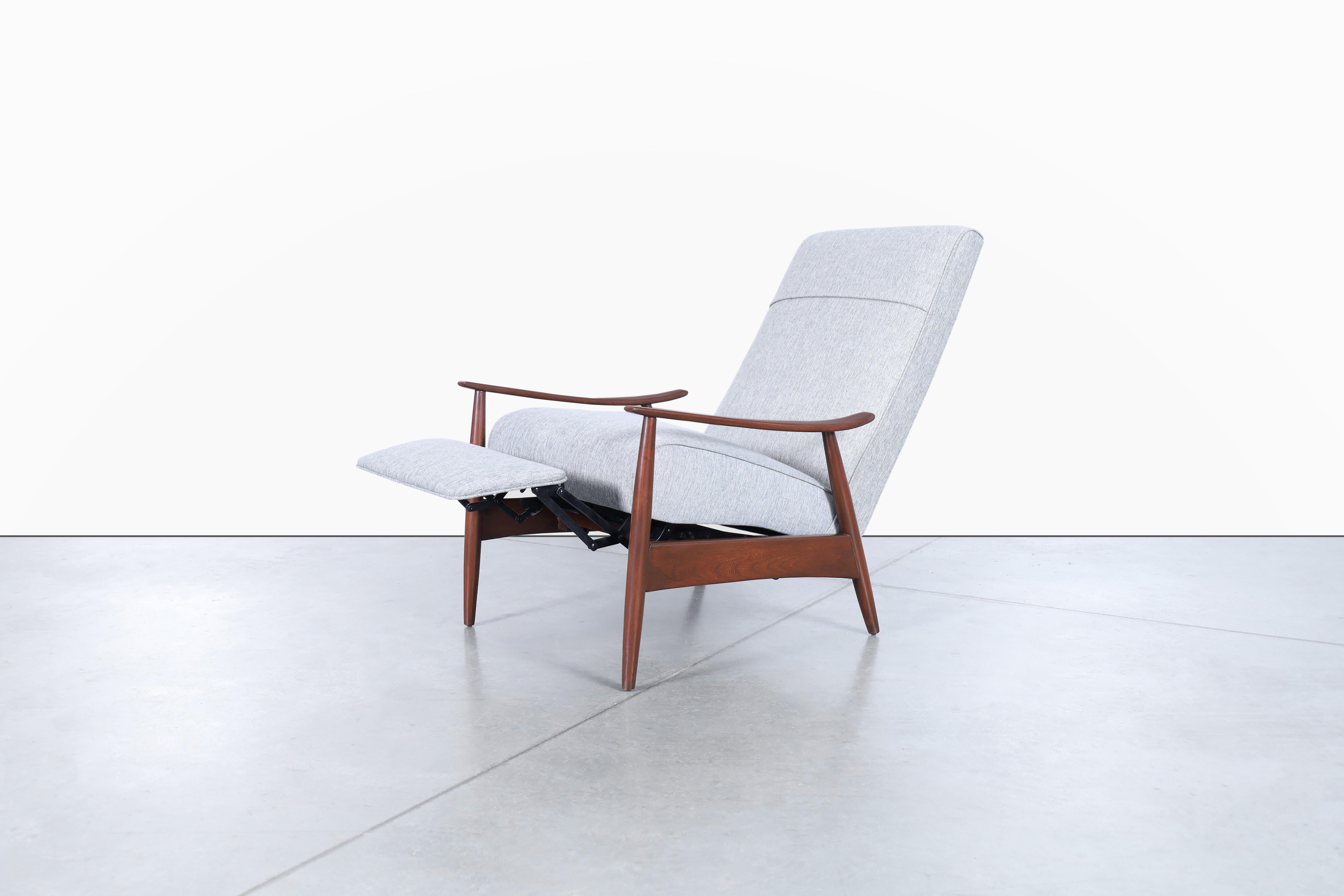 Mid-Century Modern Vintage Walnut Reclining Lounge Chair Model-74 by Milo Baughman