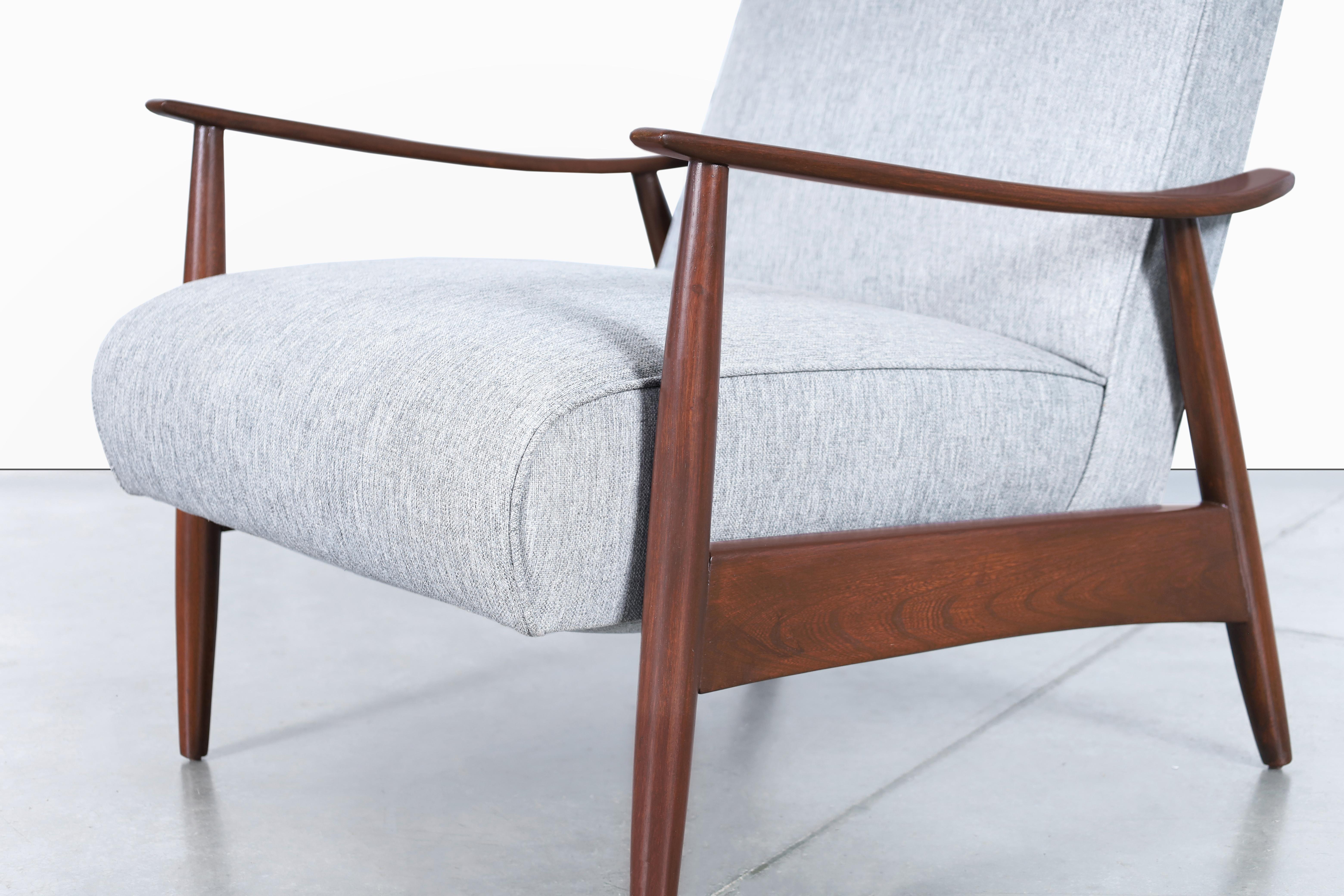 Vintage Walnut Reclining Lounge Chair Model-74 by Milo Baughman In Excellent Condition In North Hollywood, CA