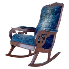 Sedia a dondolo vintage in noce di Biedermeier