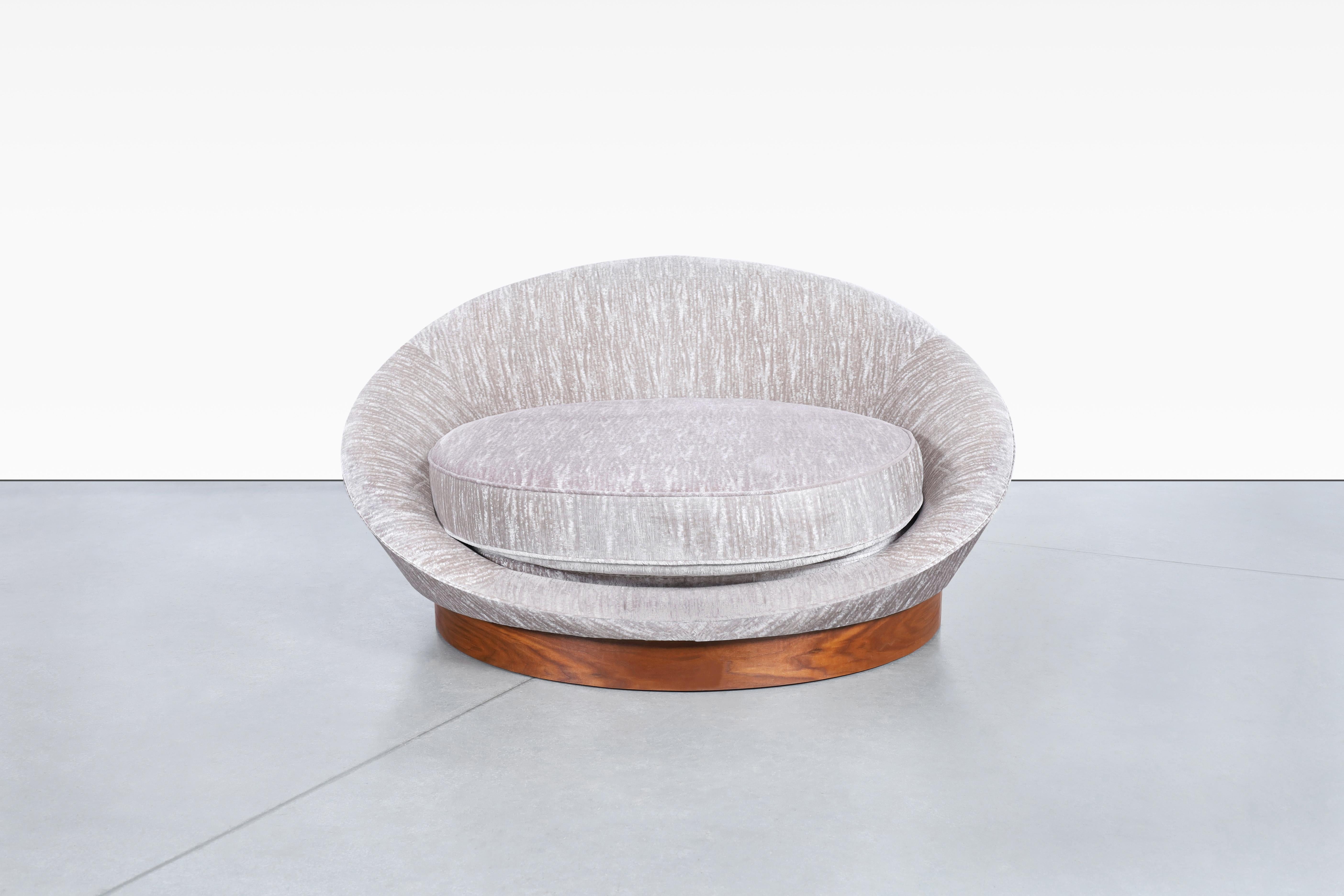 Impeccablement conçue dans les années 1970 par le célèbre designer Milo Baughman, cette chaise longue vintage en noyer respire l'élégance et le confort intemporels. Avec sa silhouette surdimensionnée, il ressemble à un satellite. La chaise est dotée