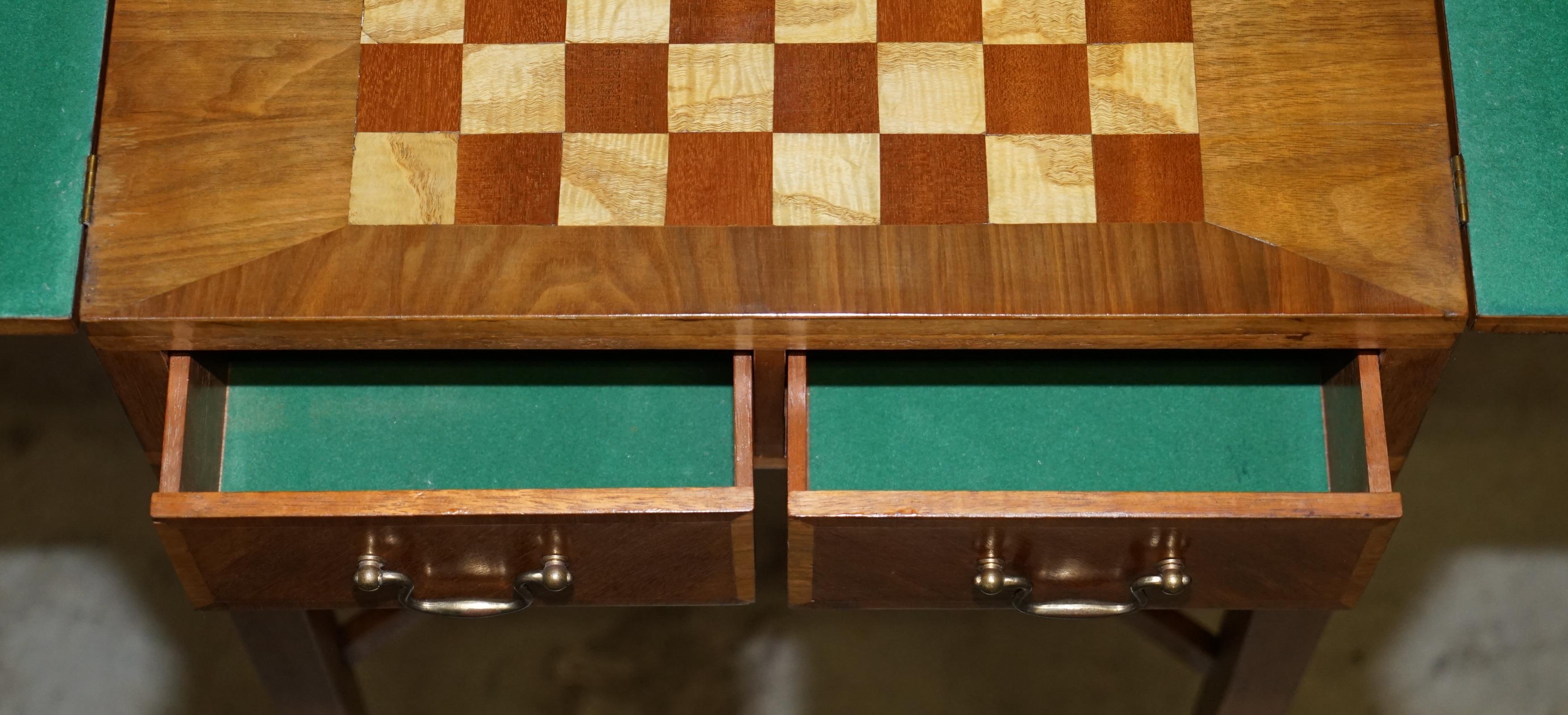 Table d'appoint pour jeux de cartes en noyer satiné, échiquier dépliable et tiroirs en vente 12