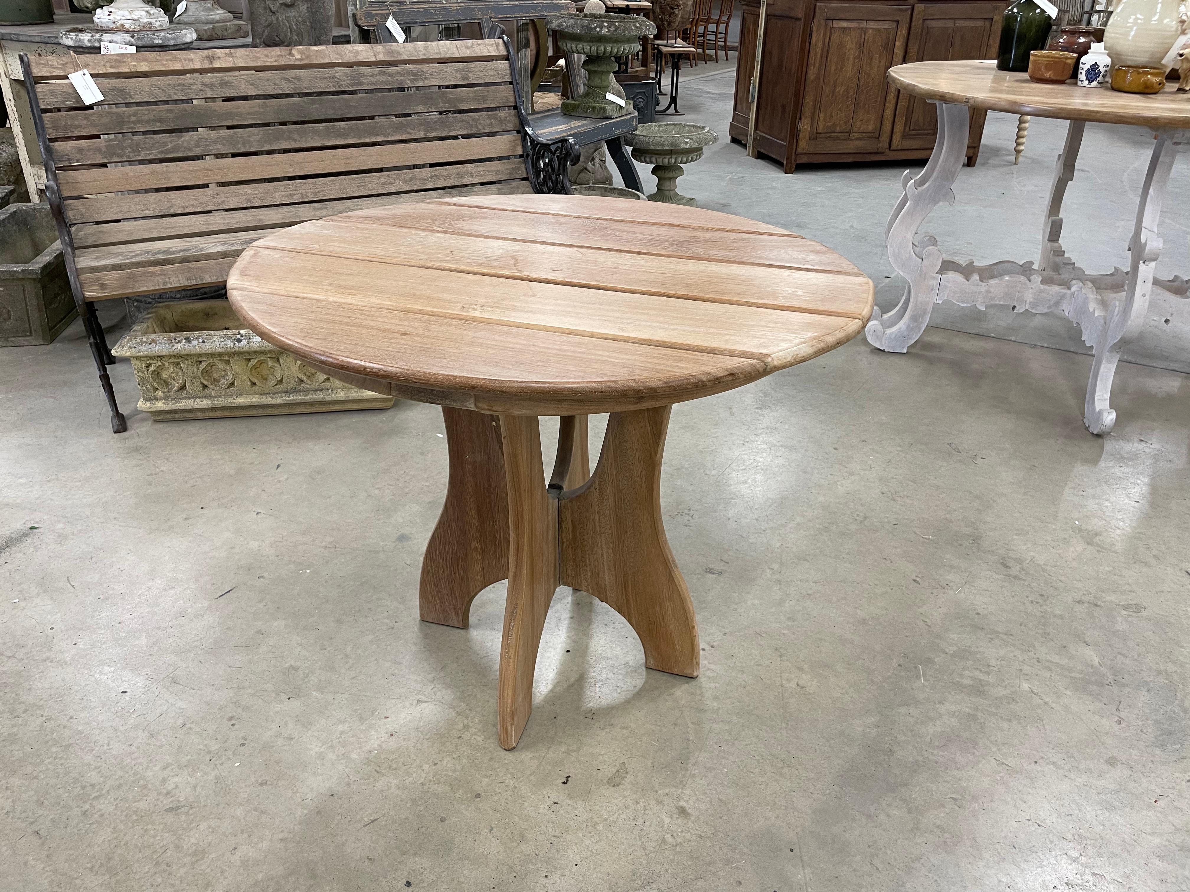 Vintage walnut side or lamp table on an unusual 4 shaped leg baluster base with a slatted wooden top.

This table is beautifully designed with a modern clean look.

