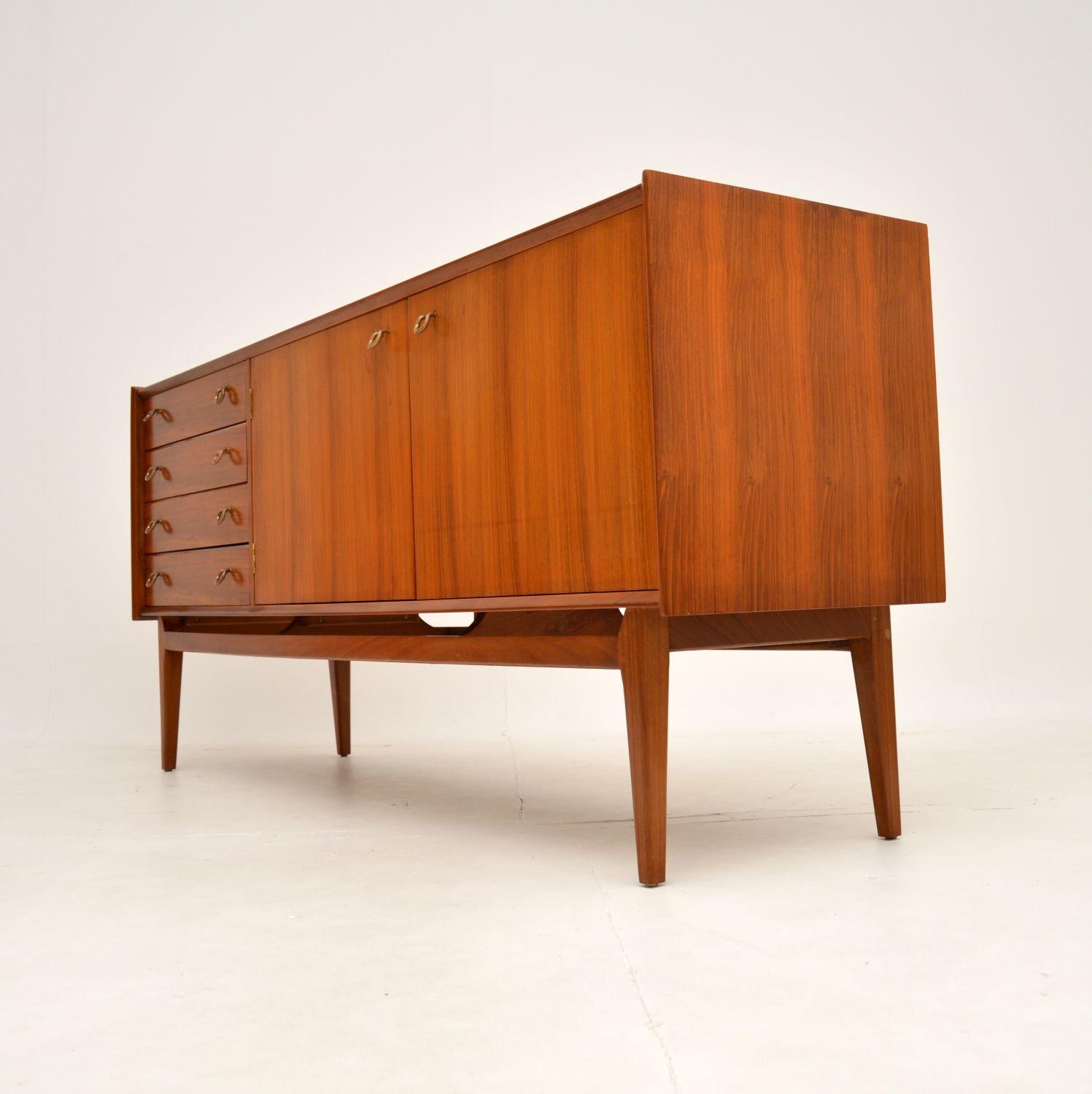 Buffet vintage en noyer par John Herbert pour Young Bon état - En vente à London, GB