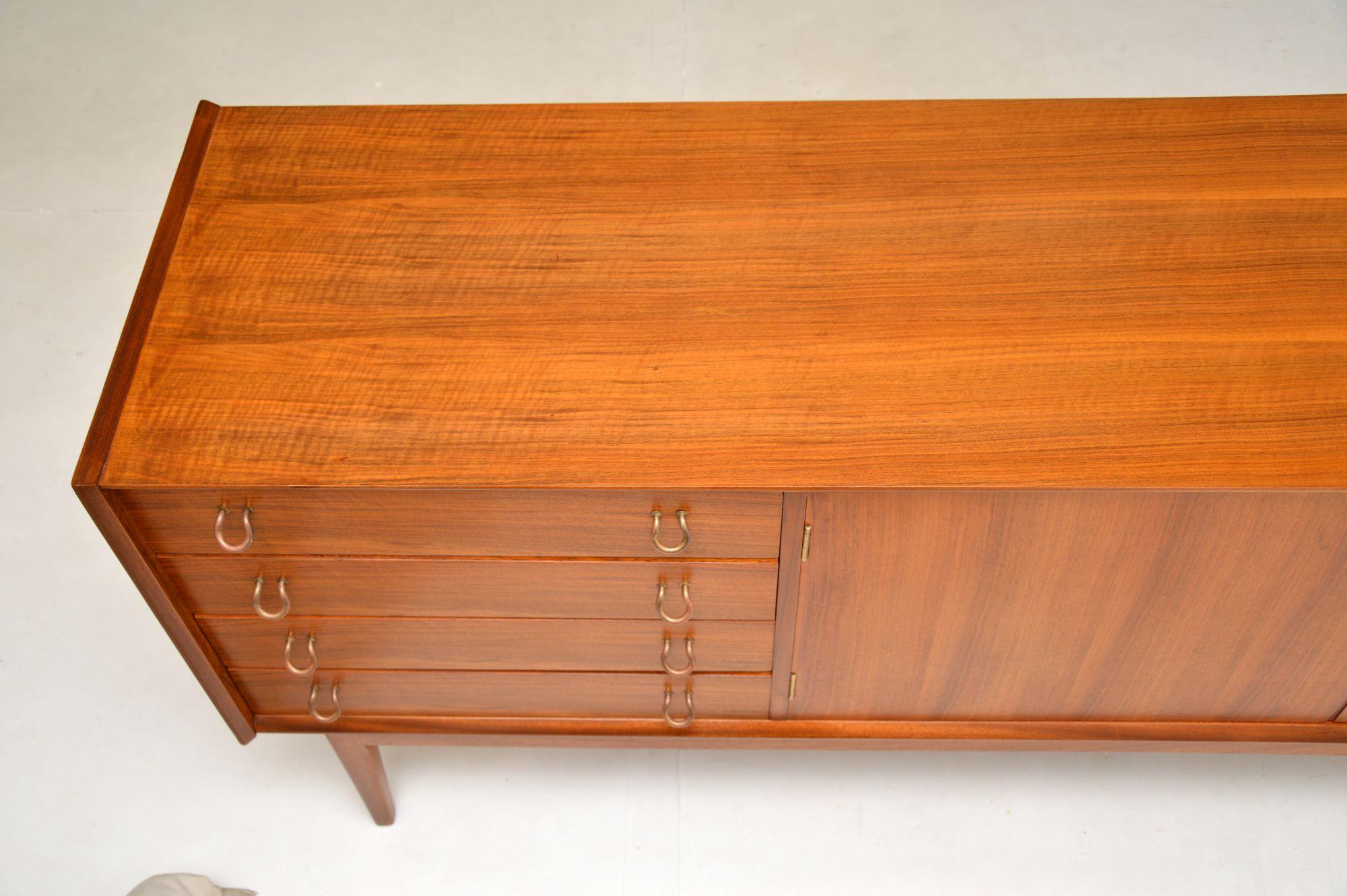 Vintage-Sideboard aus Nussbaumholz von John Herbert für Younger (Mitte des 20. Jahrhunderts) im Angebot