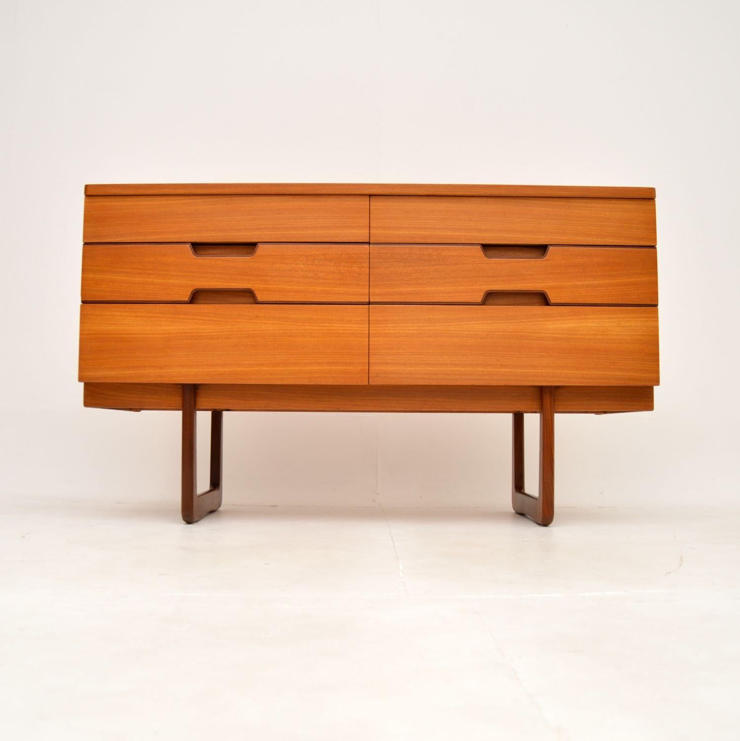 A beautifully designed and very useful vintage walnut sideboard / chest of drawers by Uniflex. This was designed by Gunther Hoffstead, it was made in England, and dates from the 1960’s.

It is of fantastic quality, with a sleek and stylish design.