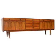 Vintage-Sideboard aus Nussbaumholz, entworfen von Robert Heritage