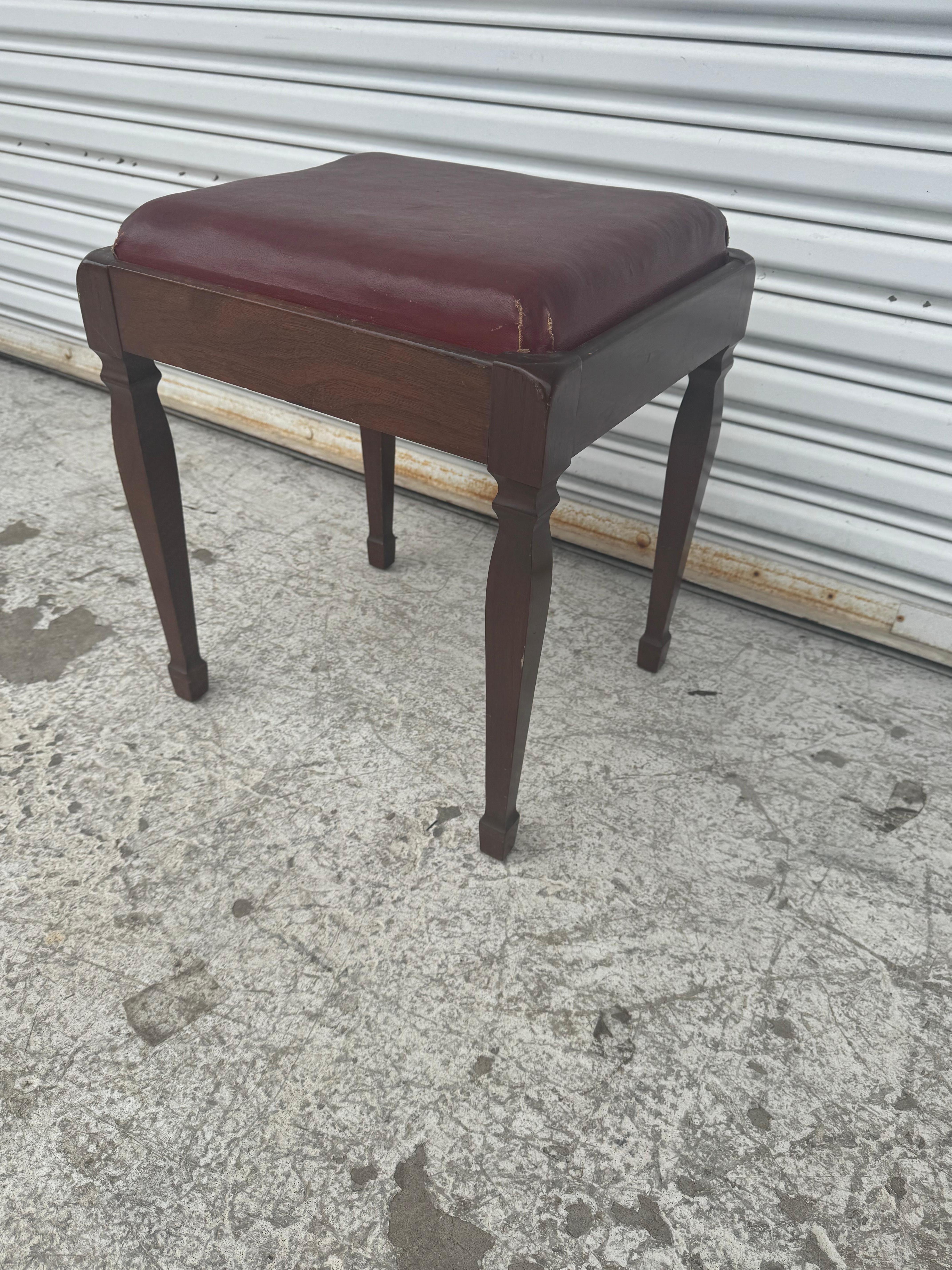 Ce tabouret a été fabriqué pour la société de couture Singer.
Il est fabriqué en noyer et possède un couvercle rabattable pour le rangement,
