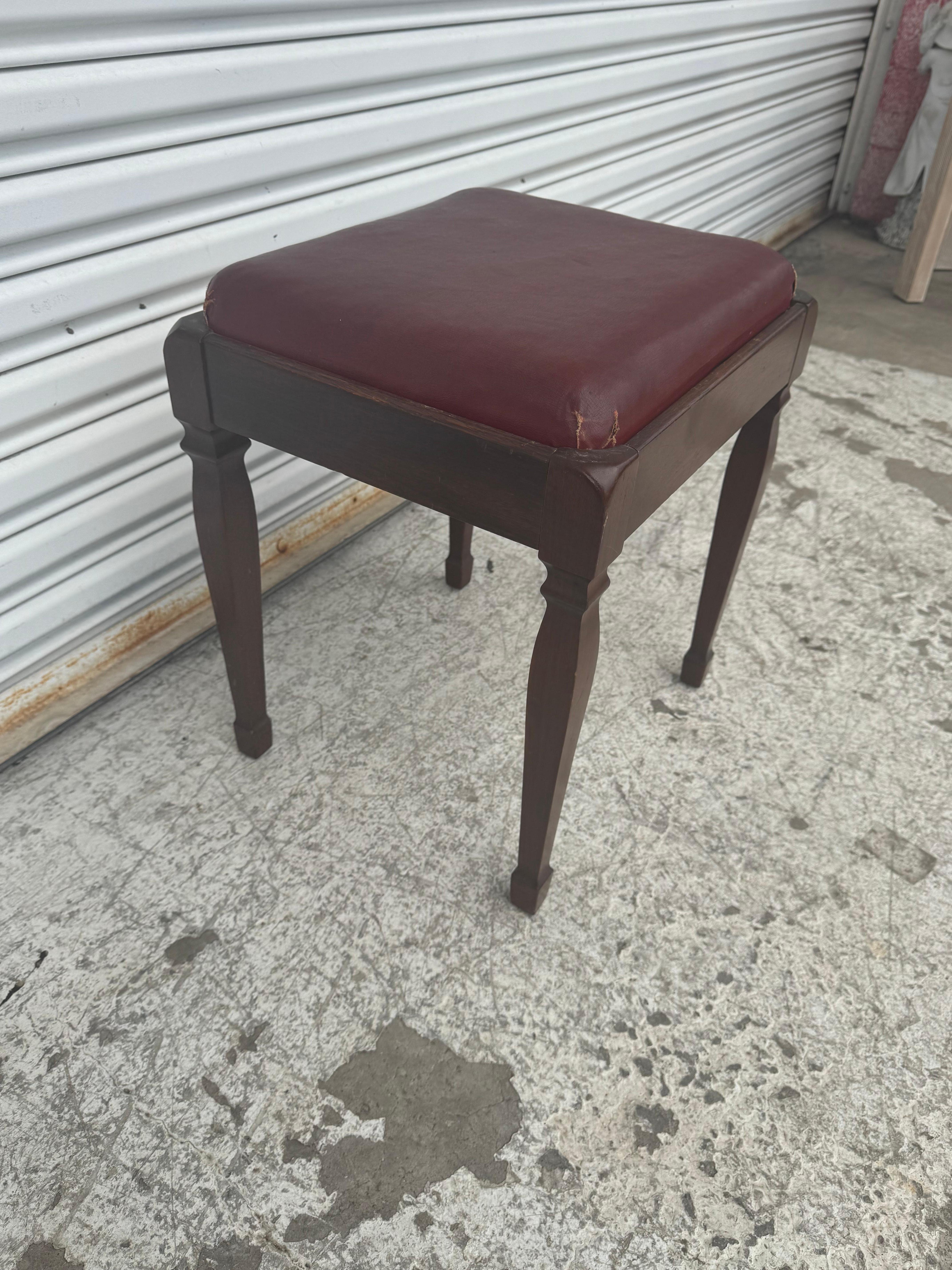 Hollywood Regency Vintage Walnut Singer Sewing Stool with Lift Top (Tabouret de couture Singer en noyer avec plateau élévateur) en vente