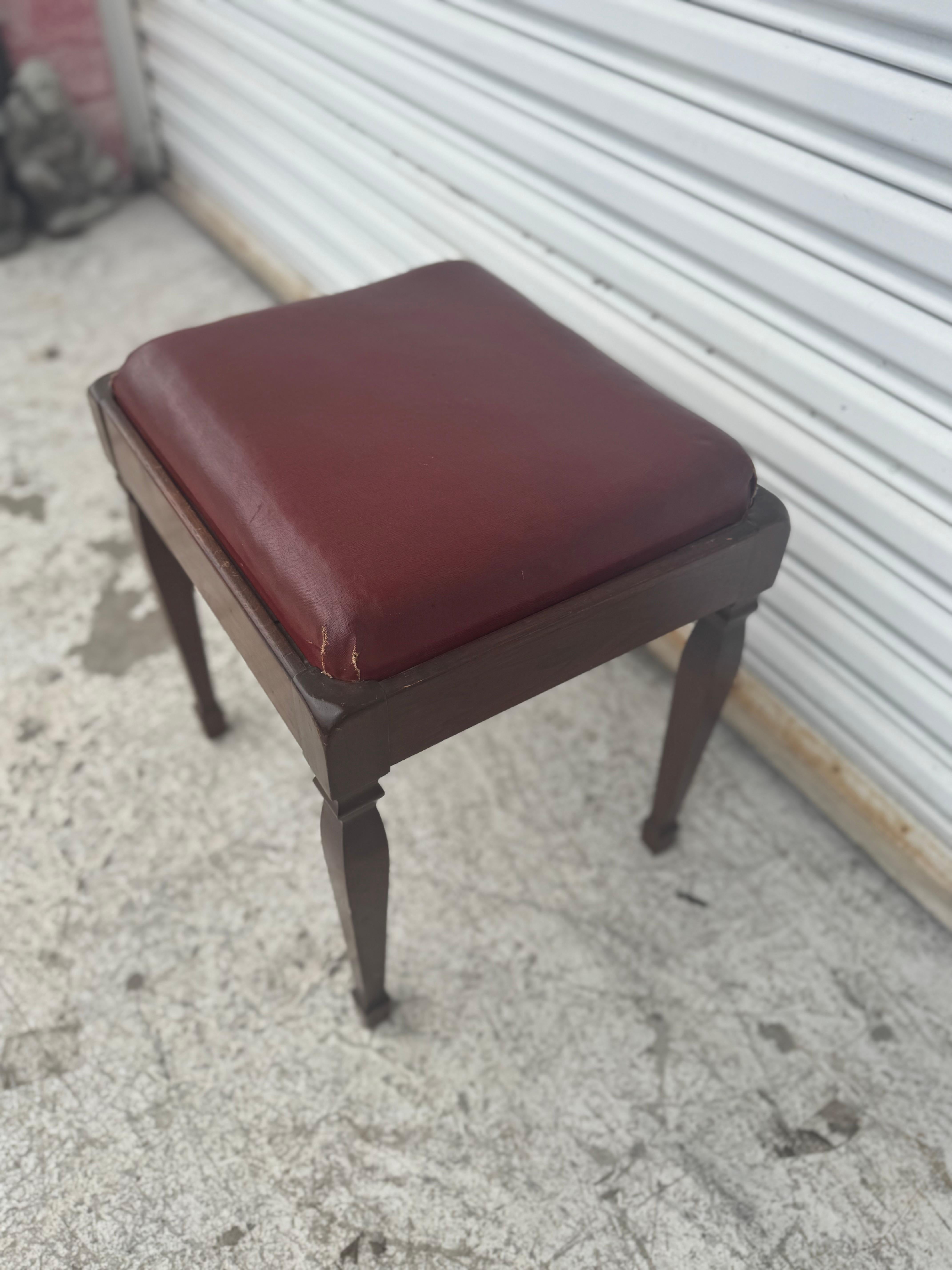 Américain Vintage Walnut Singer Sewing Stool with Lift Top (Tabouret de couture Singer en noyer avec plateau élévateur) en vente