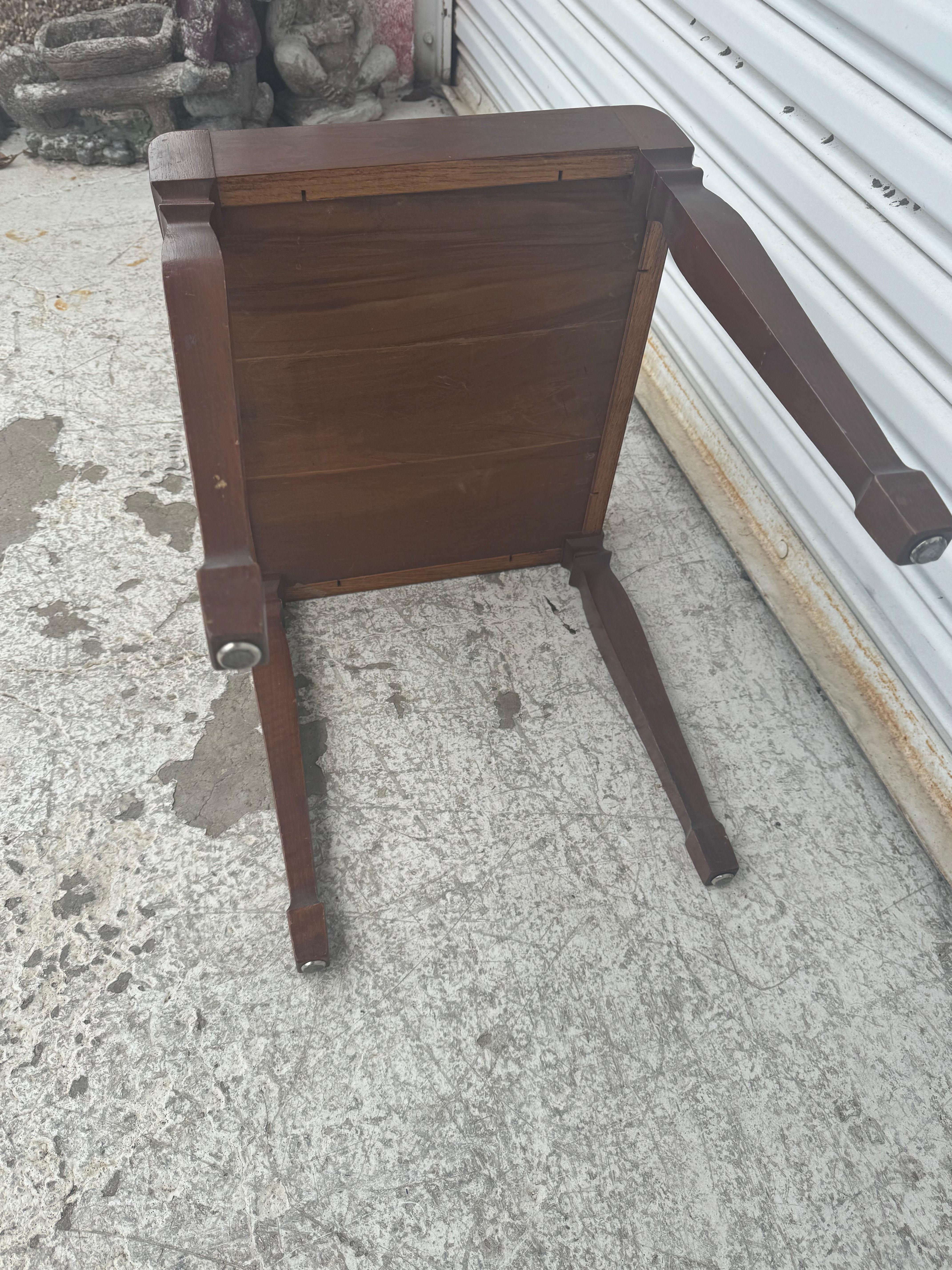 Vintage Walnut Singer Sewing Stool with Lift Top (Tabouret de couture Singer en noyer avec plateau élévateur) Bon état - En vente à Pasadena, TX