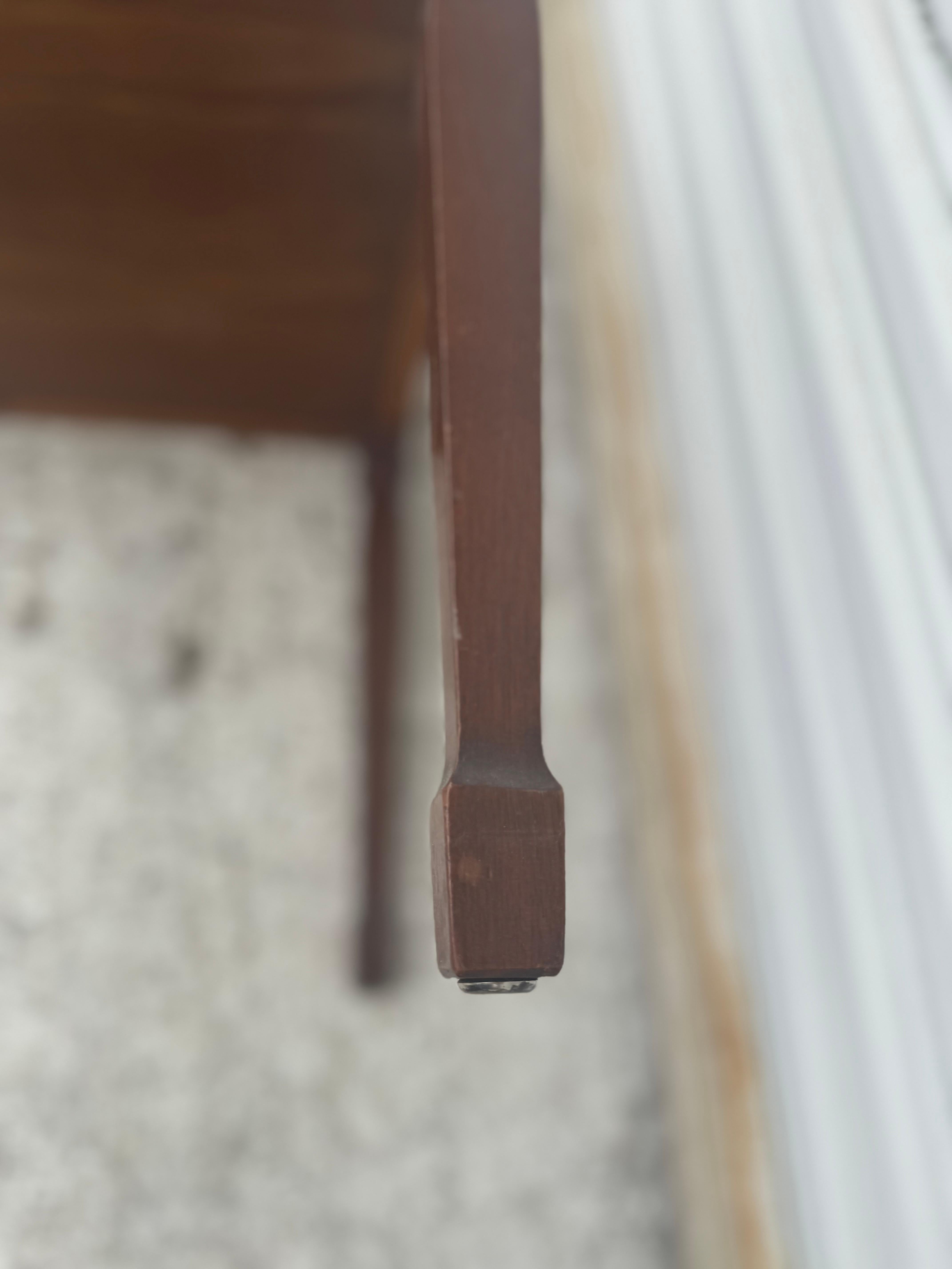 Fin du 20e siècle Vintage Walnut Singer Sewing Stool with Lift Top (Tabouret de couture Singer en noyer avec plateau élévateur) en vente