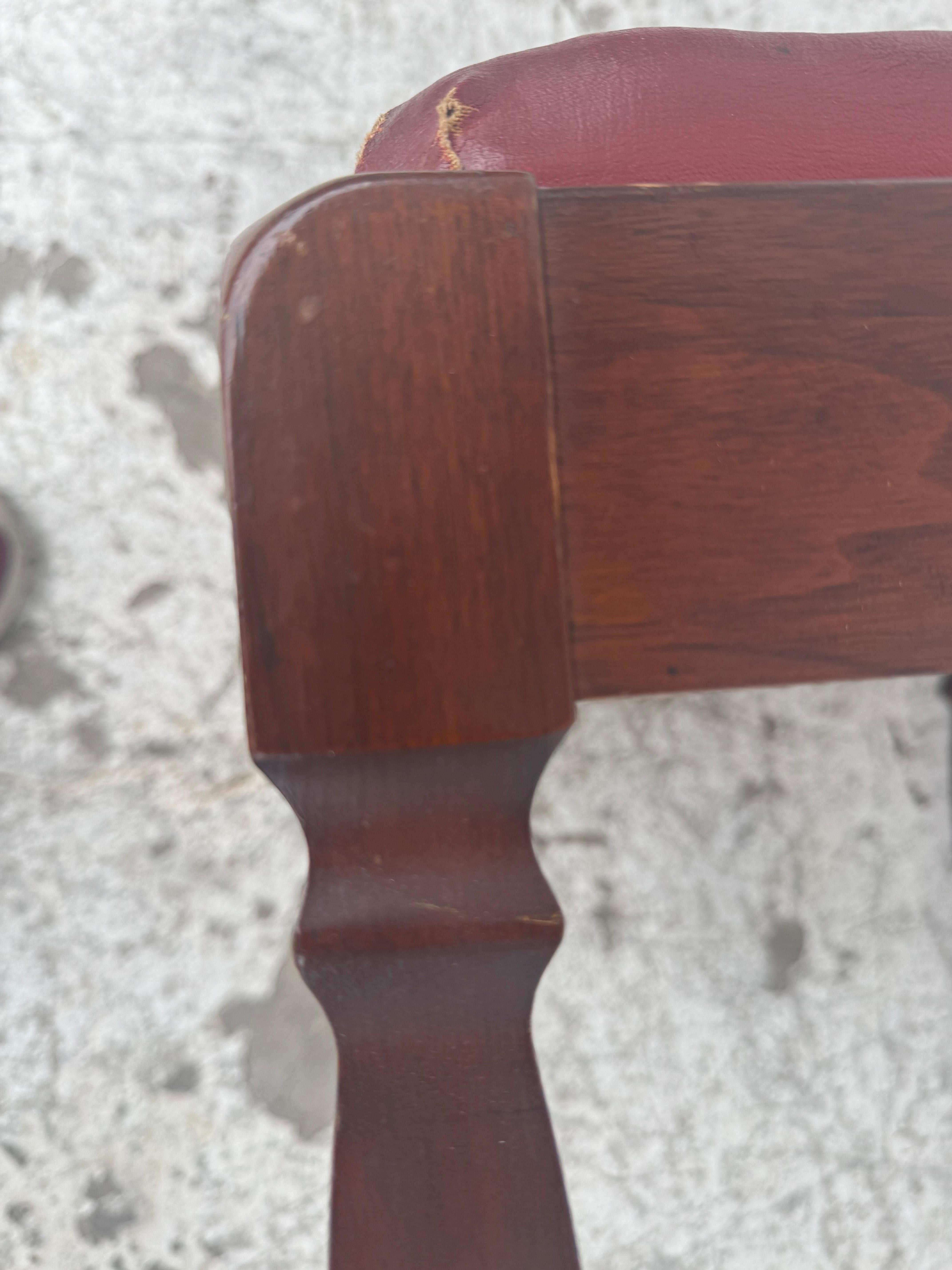 Noyer Vintage Walnut Singer Sewing Stool with Lift Top (Tabouret de couture Singer en noyer avec plateau élévateur) en vente