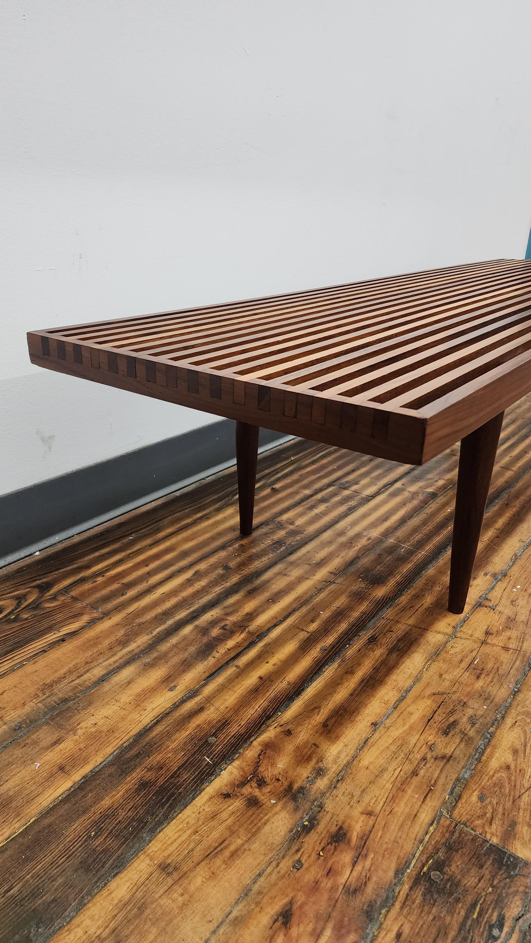 Mid-Century Modern Banc à lattes en noyer vintage par Mel Smilow en vente