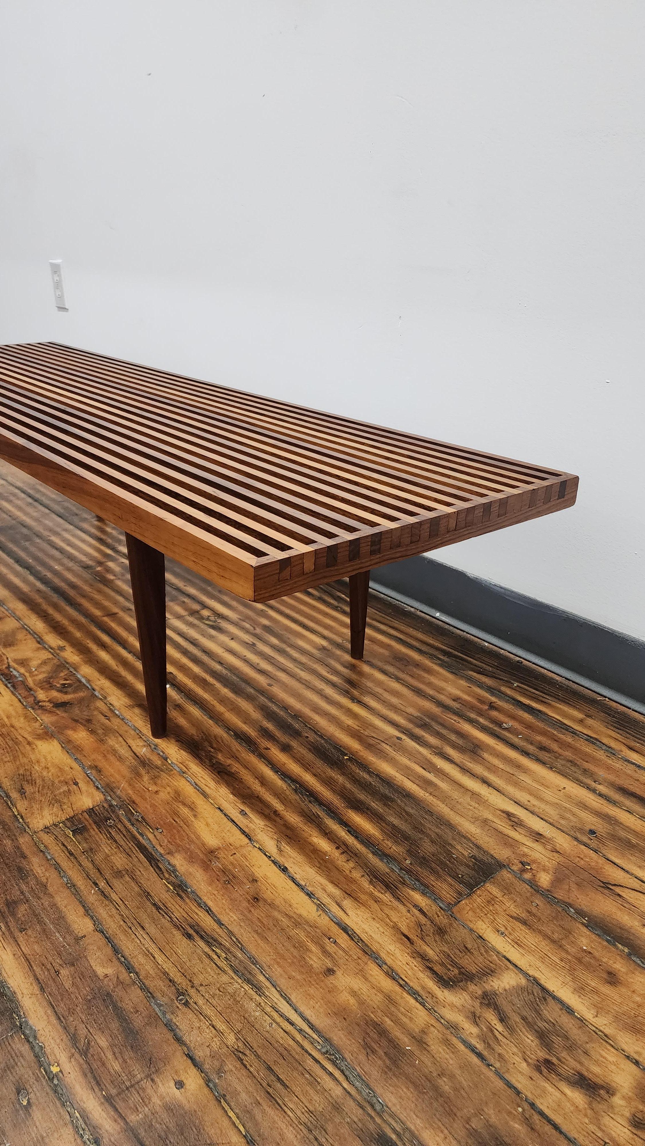 Américain Banc à lattes en noyer vintage par Mel Smilow en vente