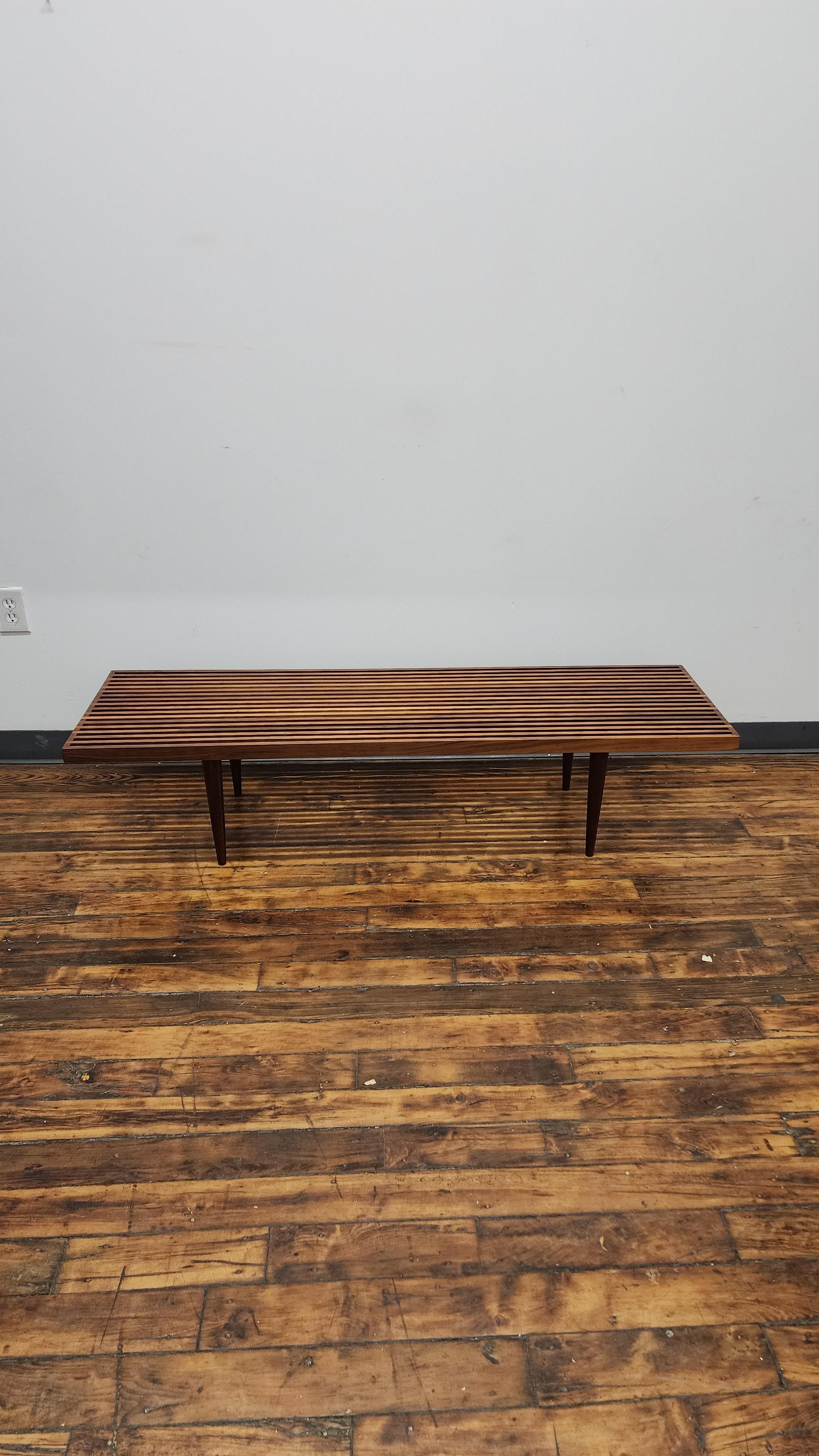 Banc à lattes en noyer vintage par Mel Smilow Bon état - En vente à Philadelphia, PA