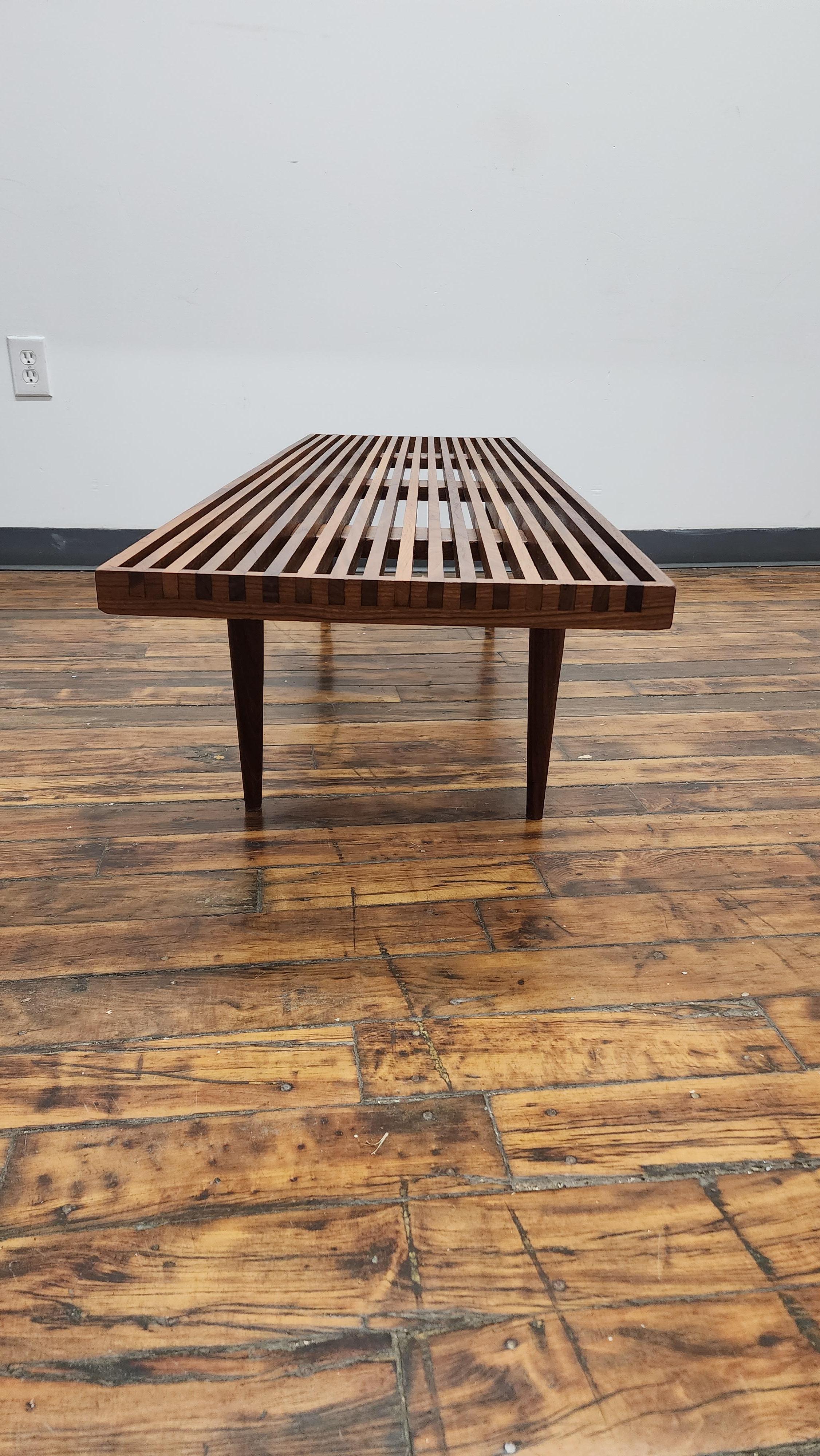 Banc à lattes en noyer vintage par Mel Smilow en vente 1
