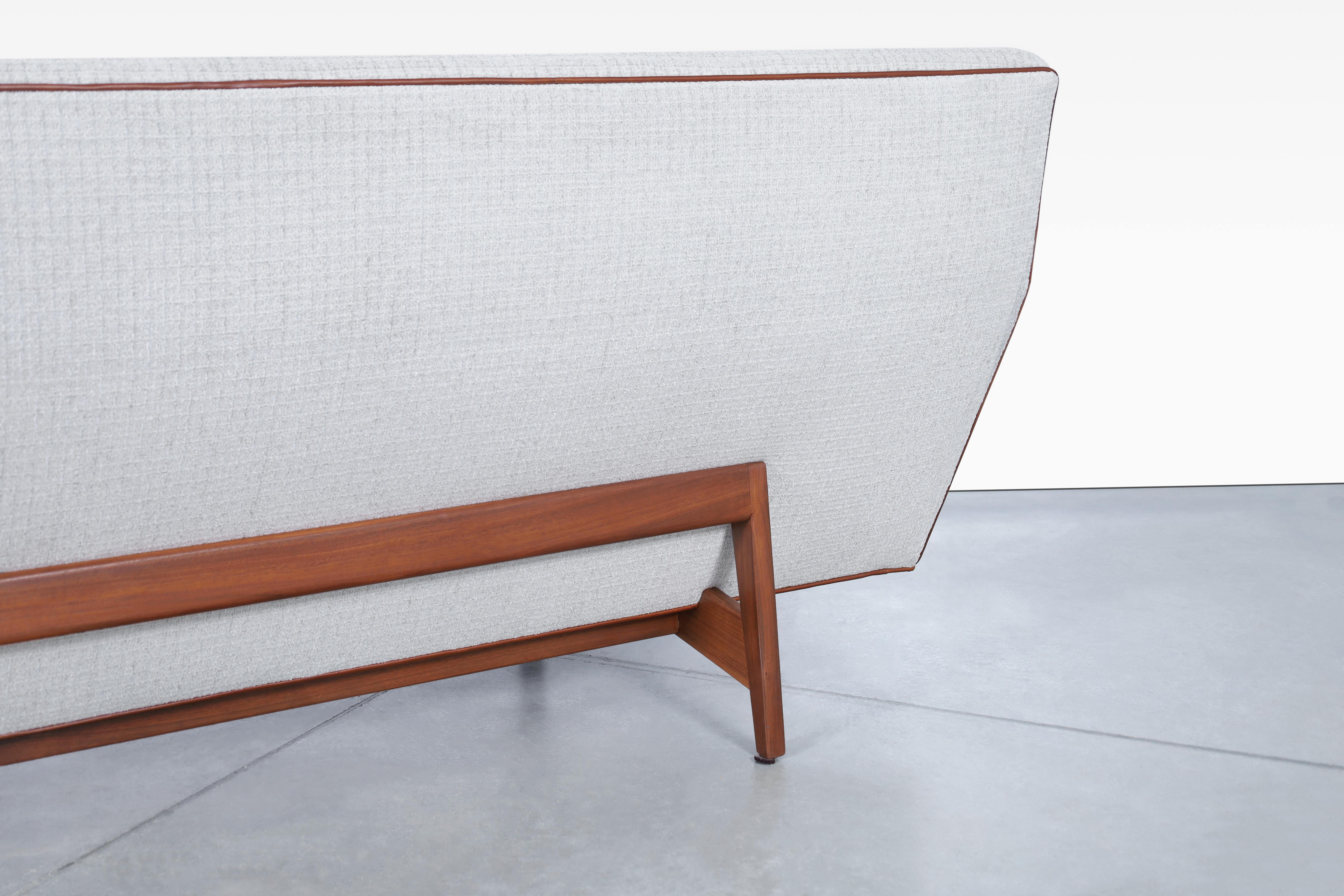 Vintage-Sofa aus Nussbaumholz, Modell U-150 von Jens Risom im Angebot 2